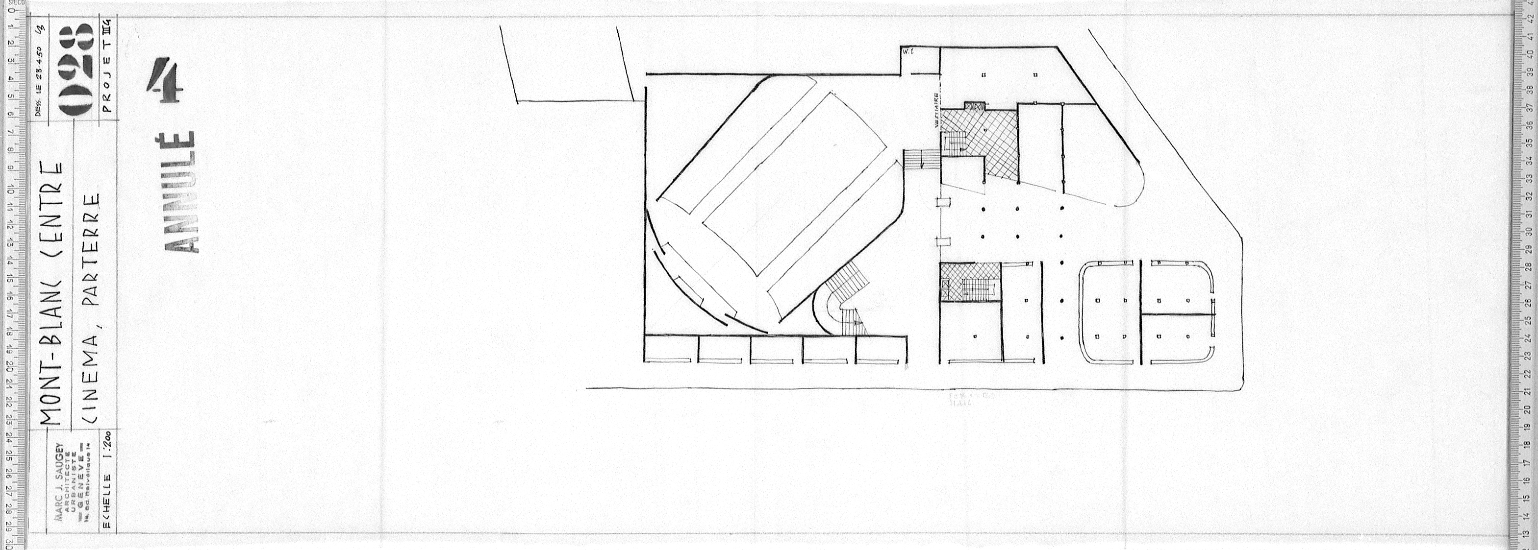 Avant-projets III F, G et IV-A, variantes pour l’implantation du cinéma, plan 028 du 23 avril 1951 et plan 031 du 8 mai 1951, dessinés par L.B. (Louis Bongard). La salle de cinéma est tournée pour essayer d’en augmenter la profondeur et de créer l’espace nécessaire au foyer.