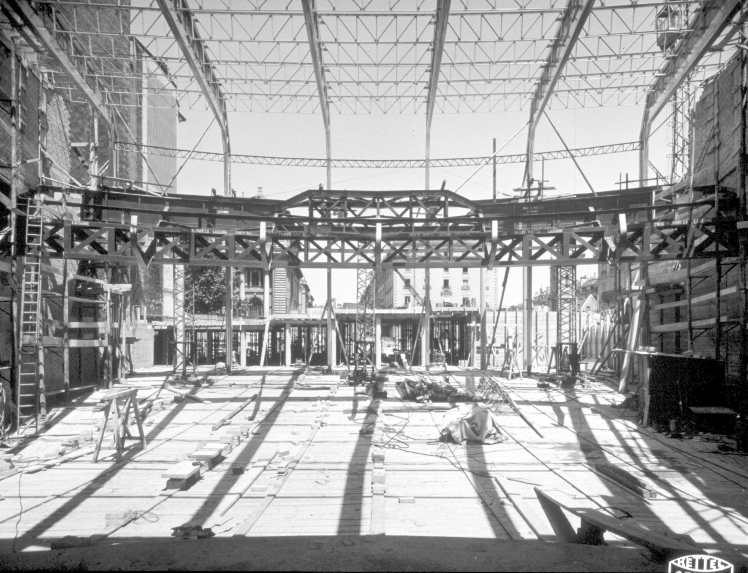 Le montage des portiques en aluminium et du balcon du cinéma