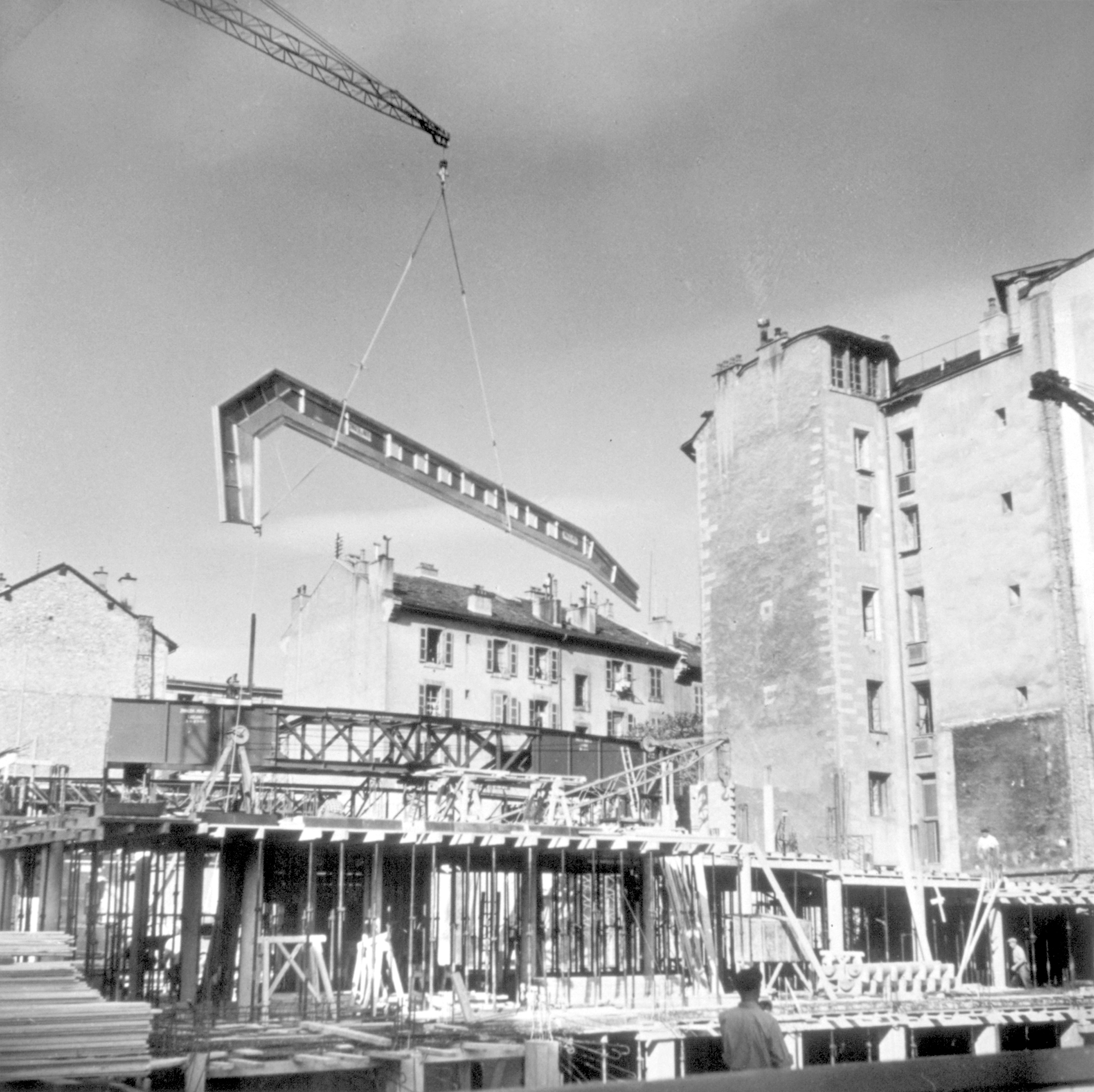 Le montage des portiques en aluminium et du balcon du cinéma