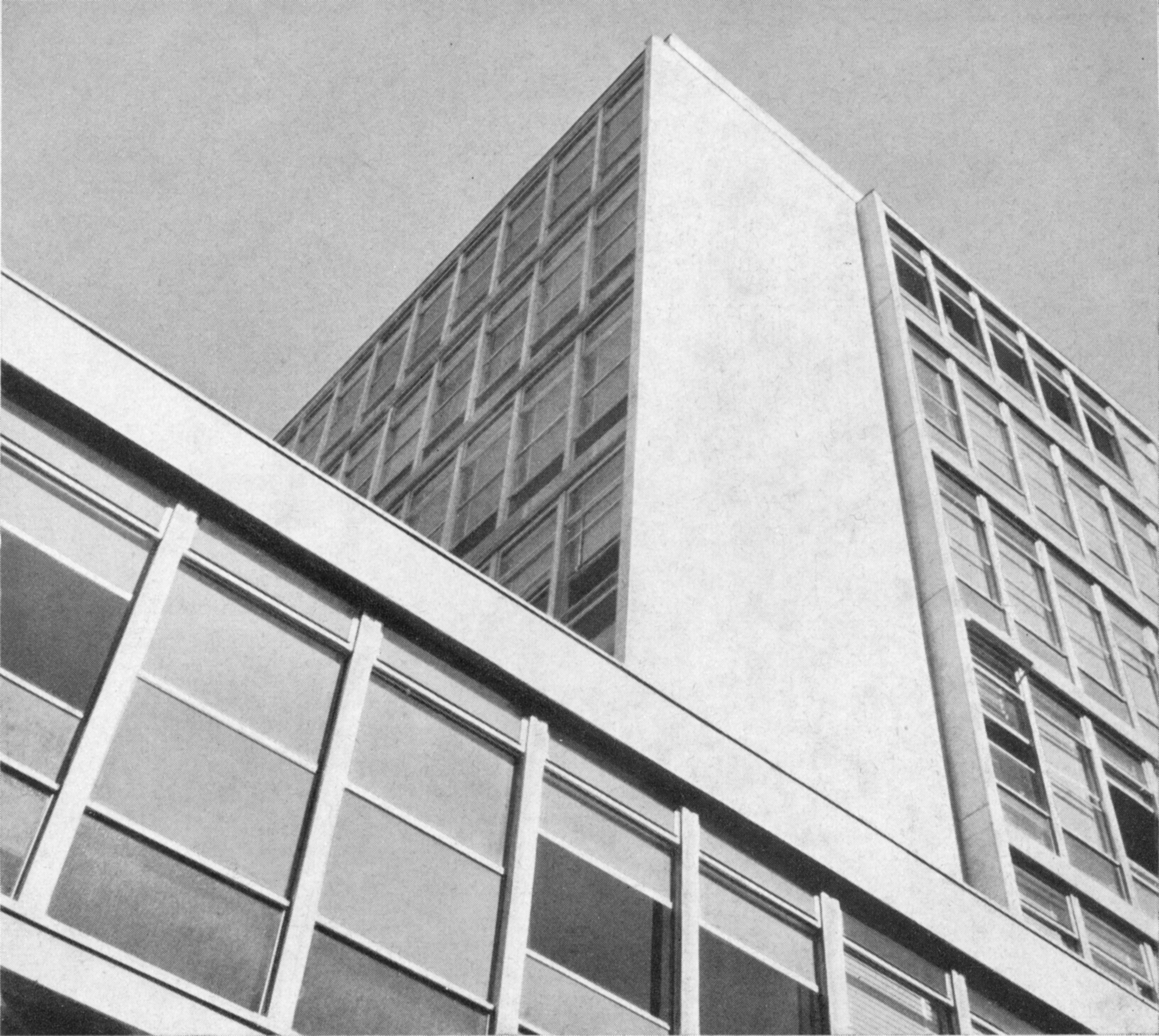 La façade rideau, détails du raccord avec les pans de murs et des profilés aluminium