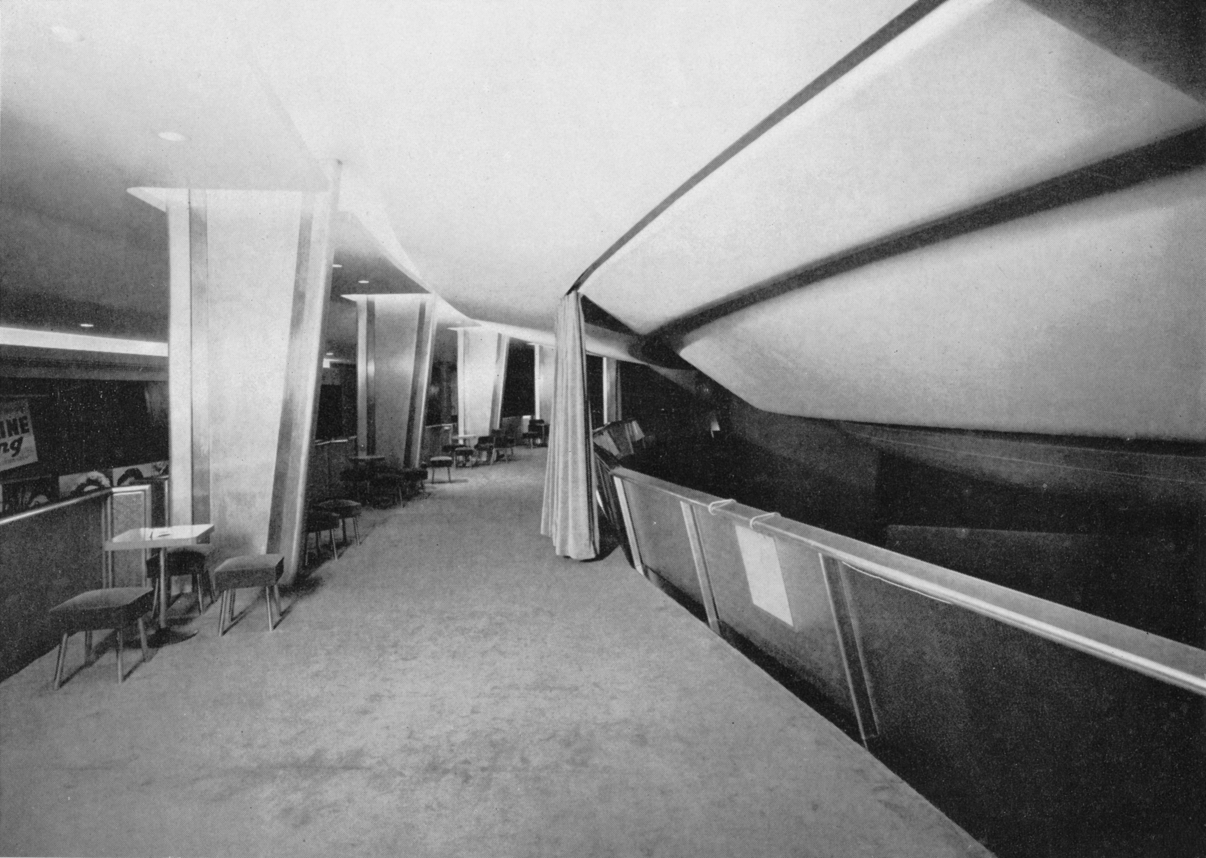 Balcon du foyer, sous le balcon du la salle, niveau intermédiaire