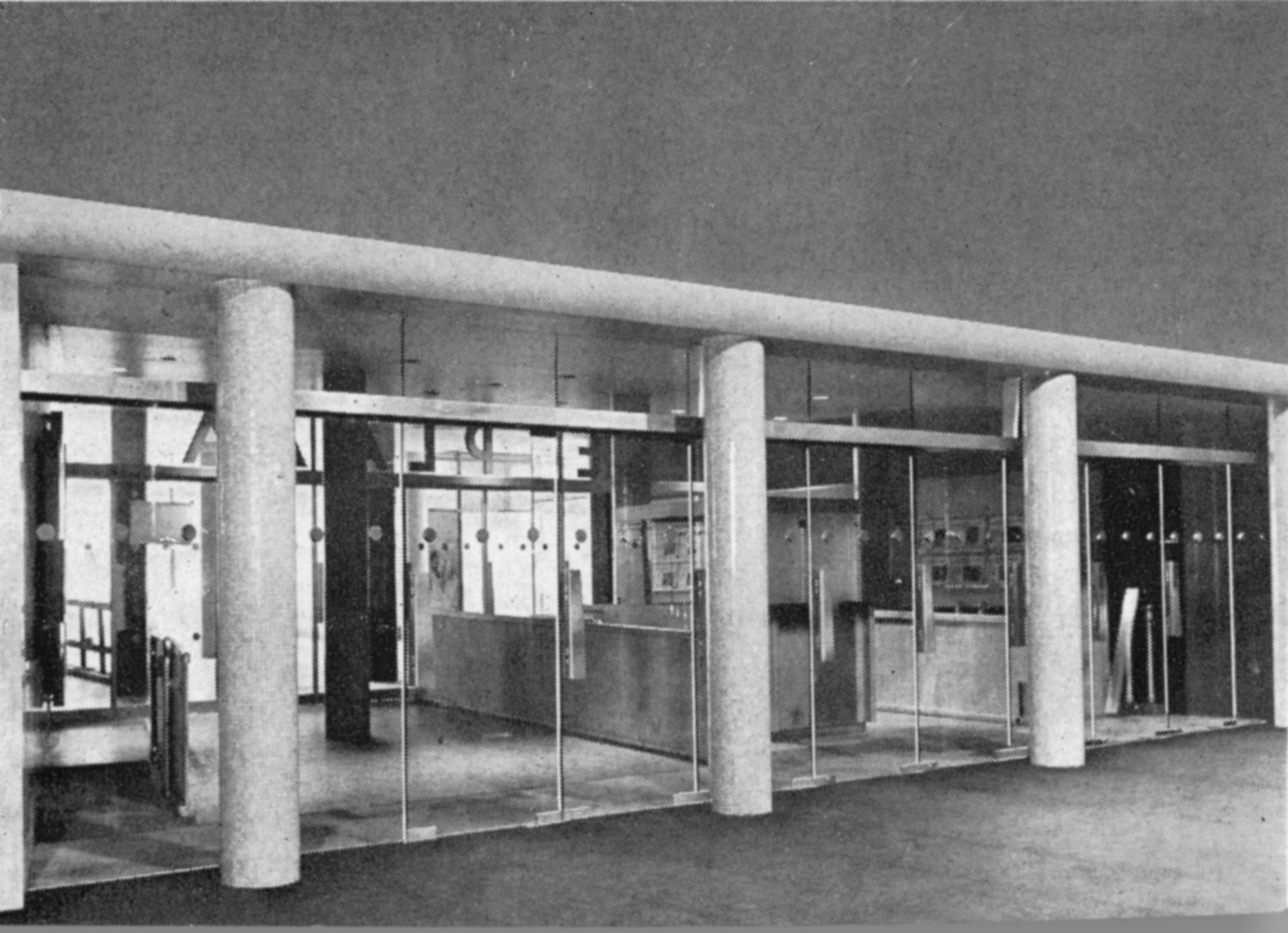 Les guichets situés entre les deux rangées de portes vitrées, accessibles depuis le passage de Mont-Blanc centre