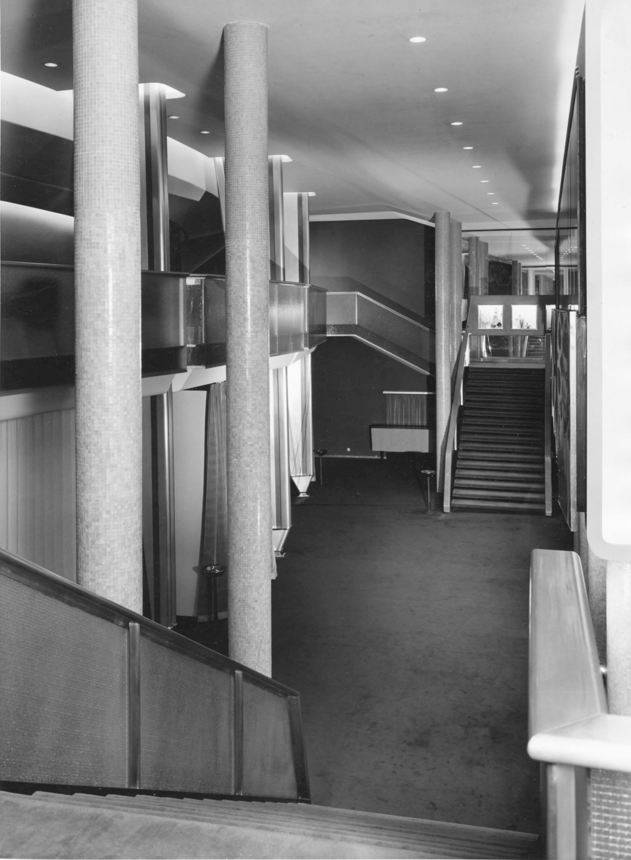 Le foyer avec l’escalier d’accès au balcon