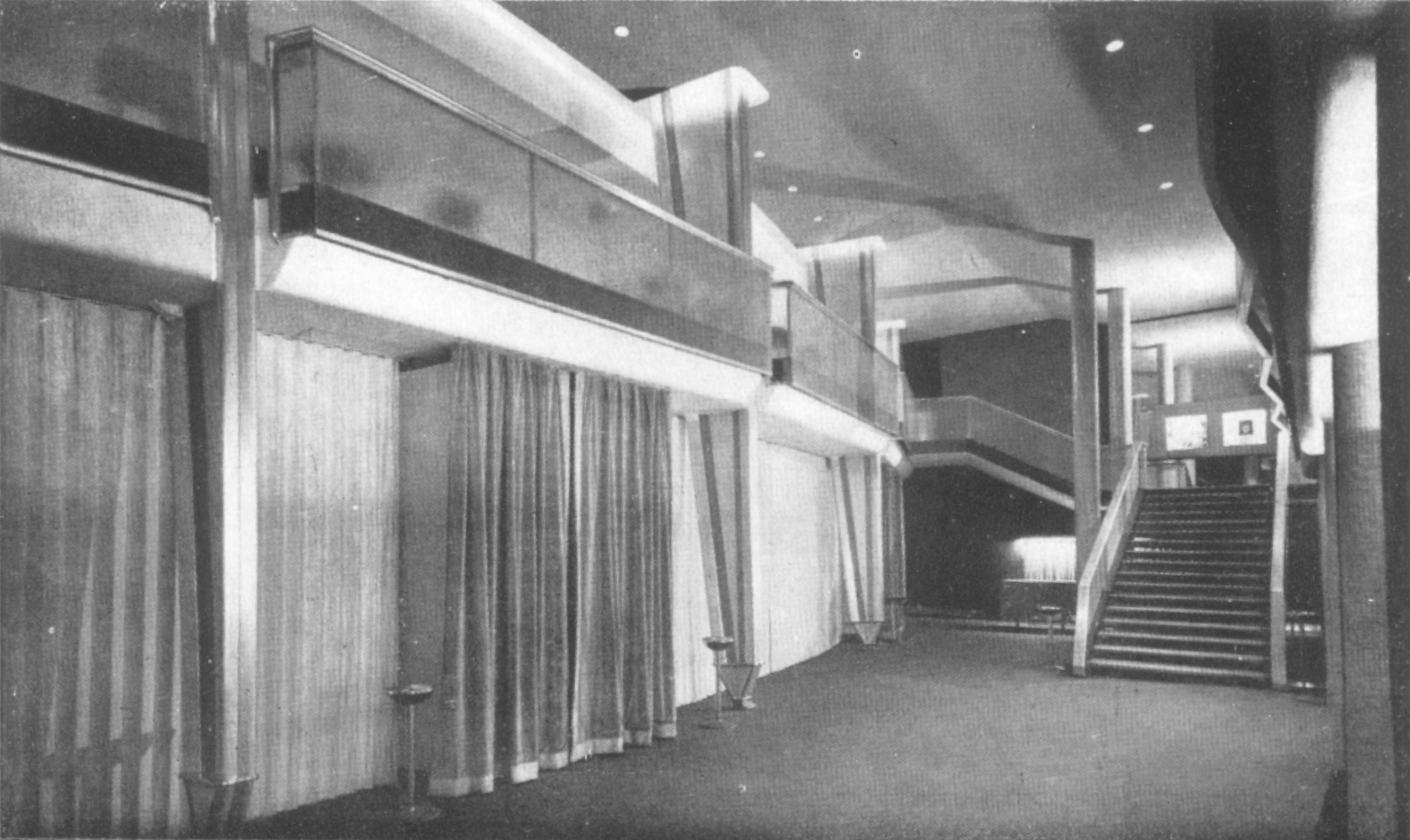 Cinéma Le Plaza, le foyer avec le rideau de séparation avec la salle fermé et ouvert