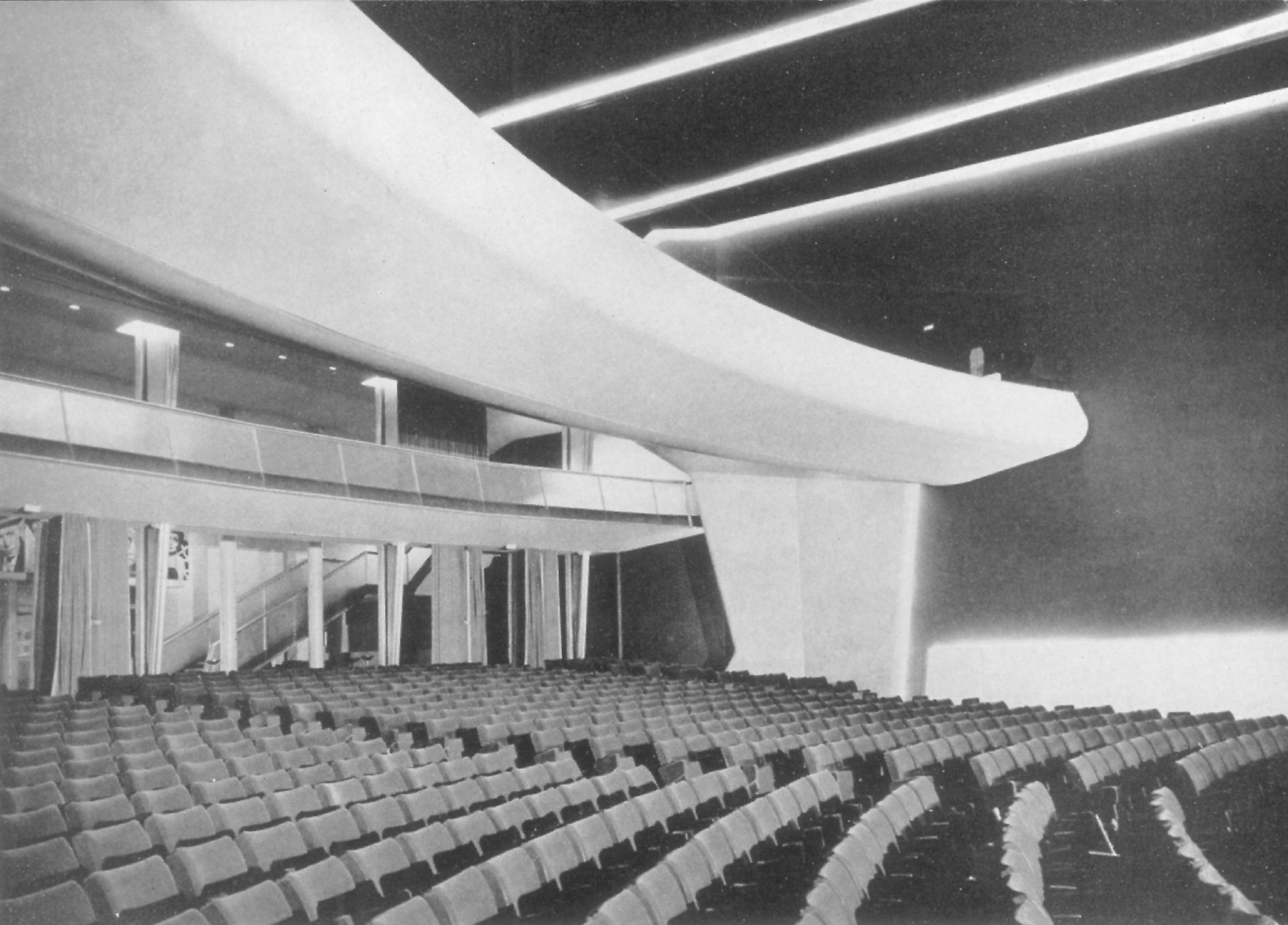 Cinéma Le Plaza, le foyer avec le rideau de séparation avec la salle fermé et ouvert