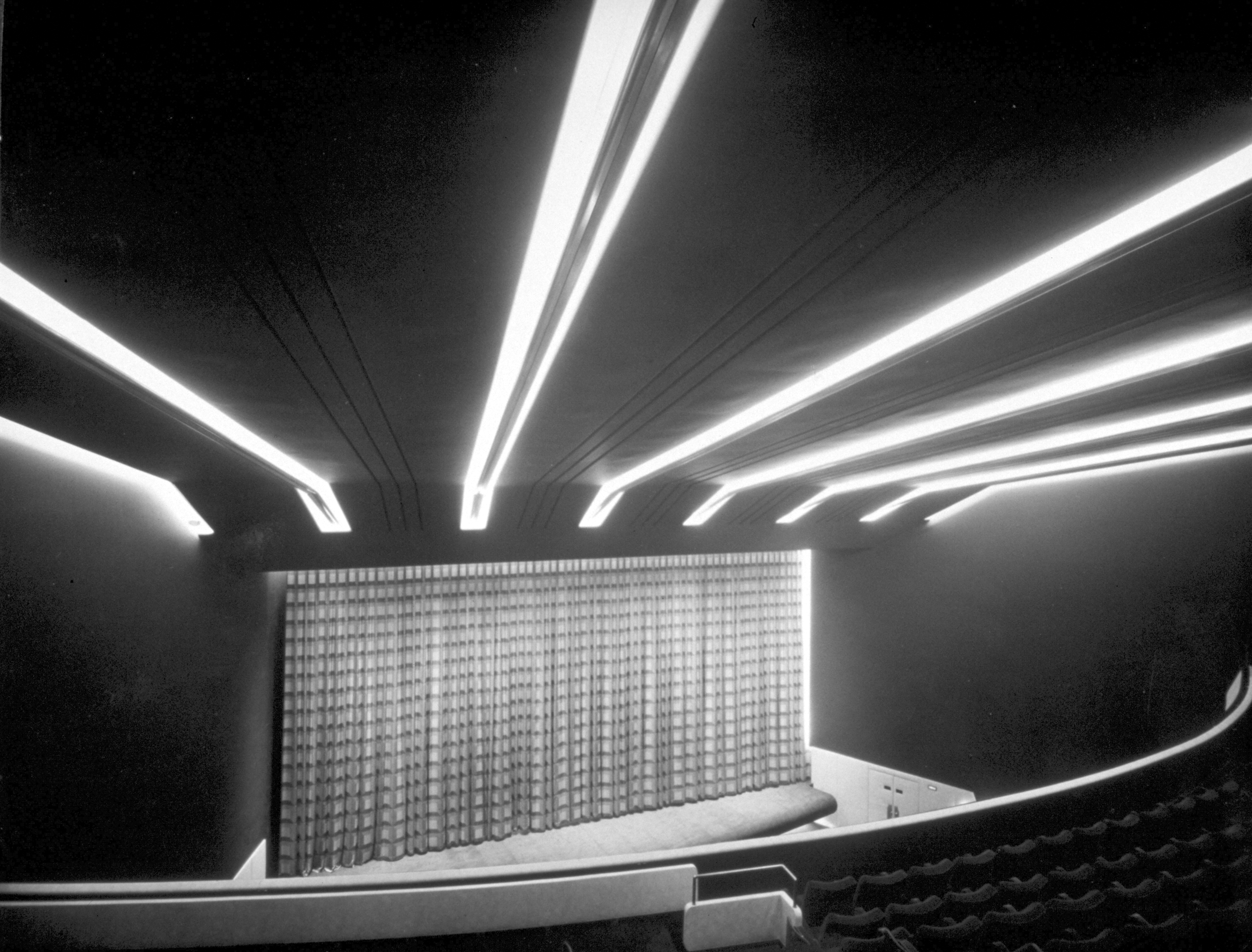 La salle, l’aluminium des portiques de la structure sert de ré ecteur à la lumière ()