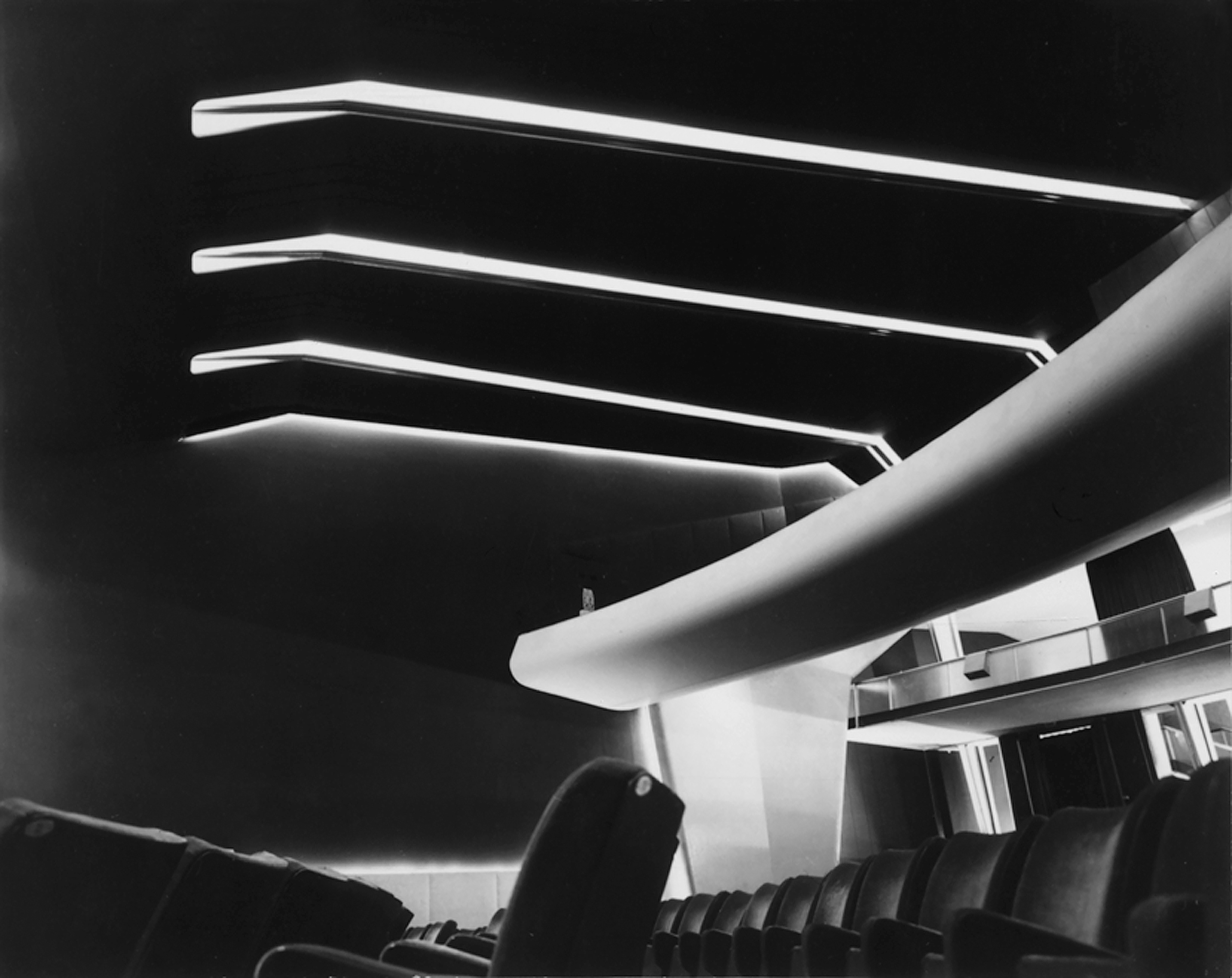 La salle, l’aluminium des portiques de la structure sert de ré ecteur à la lumière