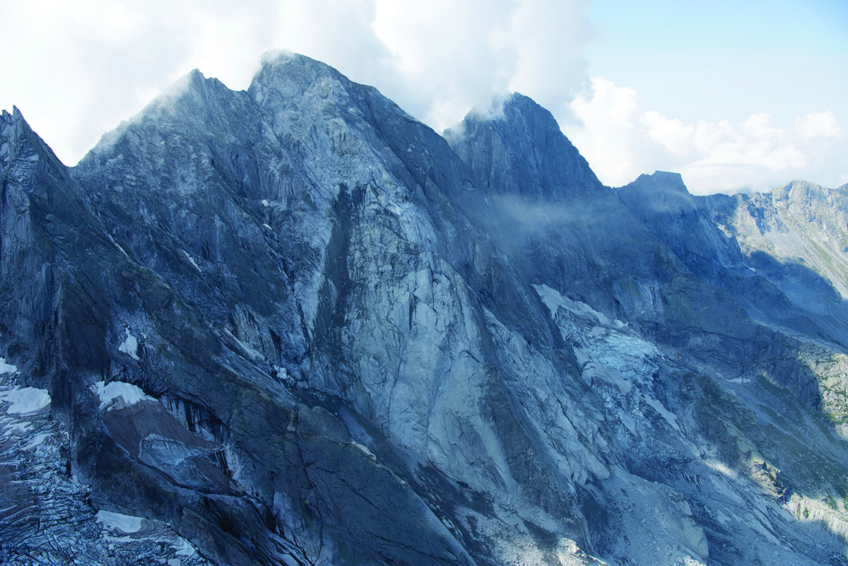 Die Nordostflanke des Piz Cengalo (3369 m. ü. M.), mit der Absturzstelle auf der linken BIldhälfte.