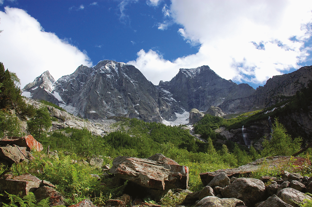 Blick vom (noch nicht verschütteten) Val Bondasca auf das Bergeller Massiv, mit Piz Cengalo links und Piz Badile rechts; Aufnahme aus dem Jahr 2011.