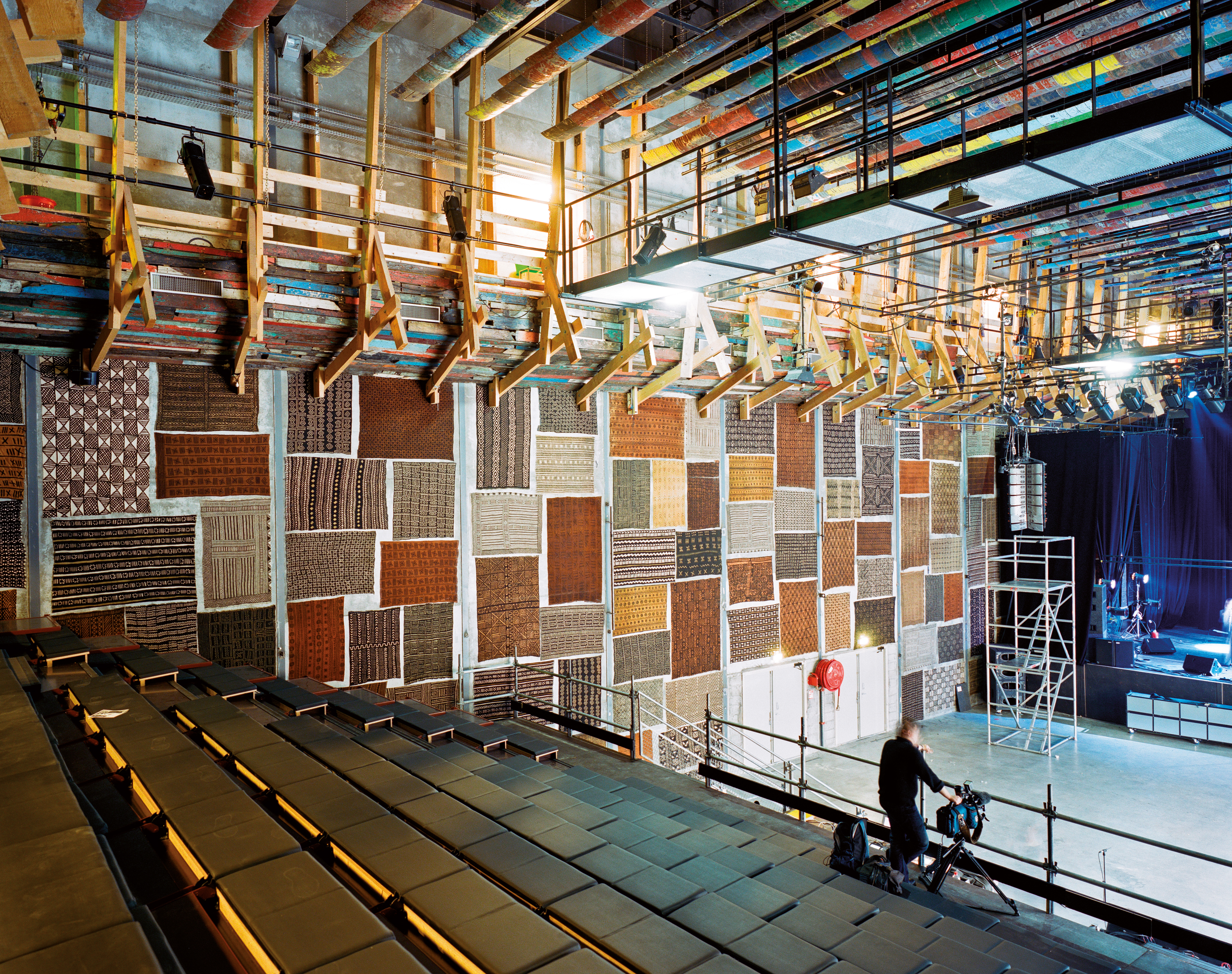 La salle principale du Lieu Unique à Nantes dispose de gradins téléscopiques.