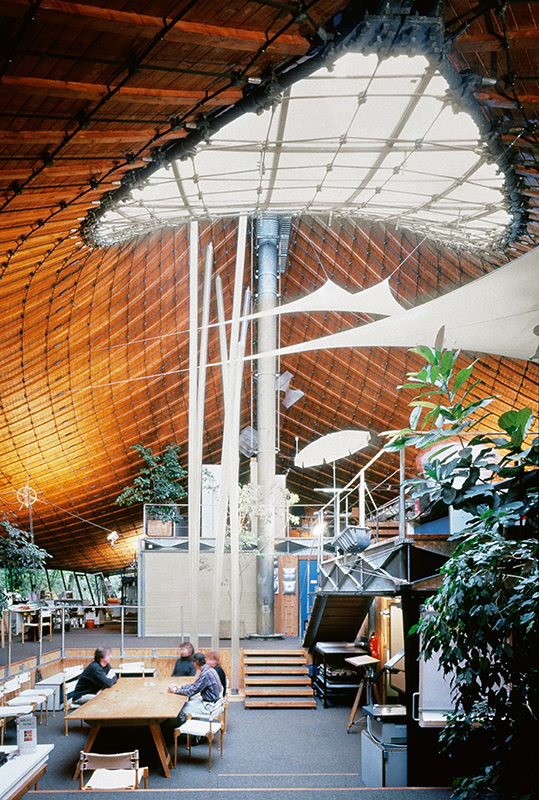 Institut für Leichte Flächentragwerke in Stuttgart: der Architekt Frei Otto übertrug die Membrantragwirkung des Stoffs auf das Seilnetz aus Stahl. Die Dachhaut aus Eternit und gedämmter Holzschalung erfüllt nur eine sekundäre Tragfunktion.