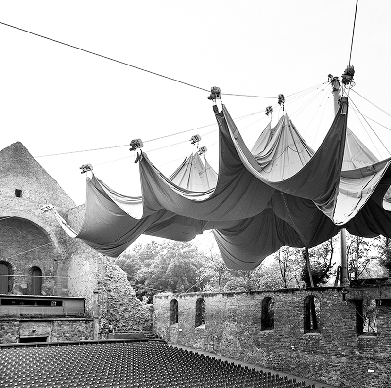 Provisorisch gefaltet: Überdachung der Kirchenruine in Bad Hersfeld während der Abwicklung der Membran.