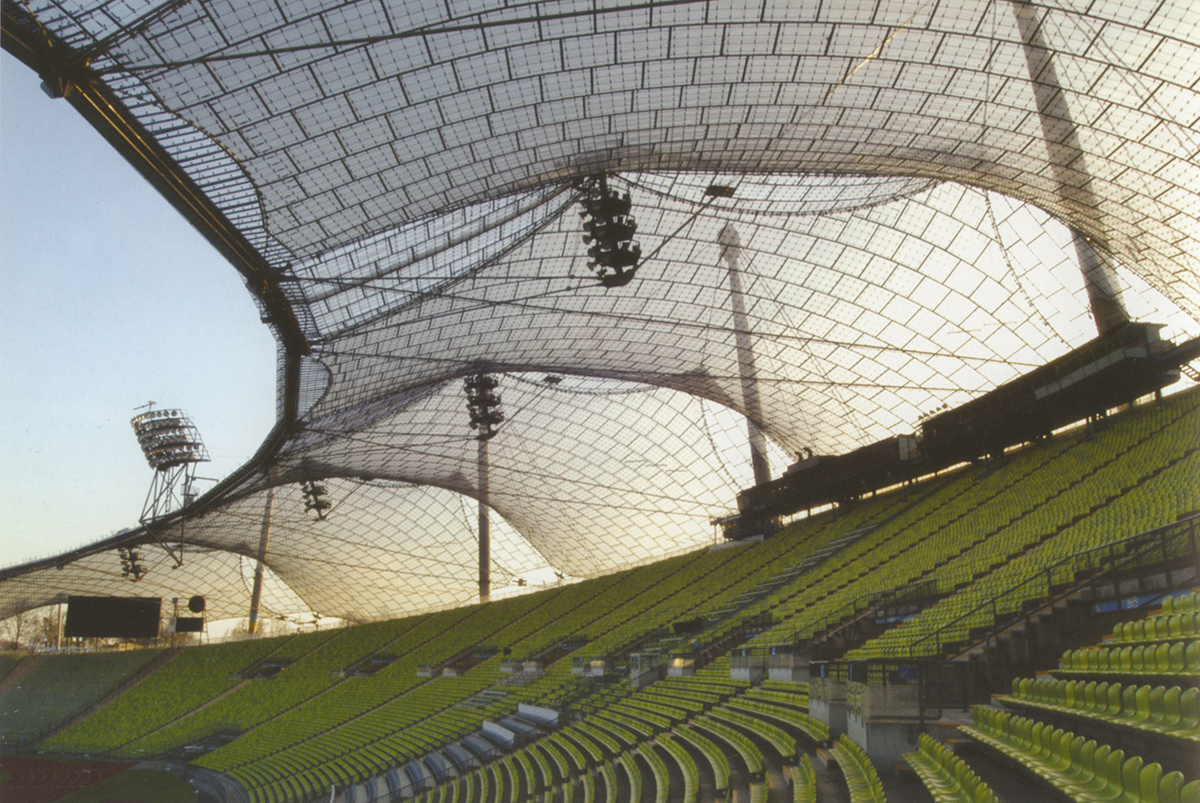 Überdachung der Tribünen des Olympiastadions in München mit Seilnetz und entmaterialisierter Dachhaut aus Acrylpaneelen.