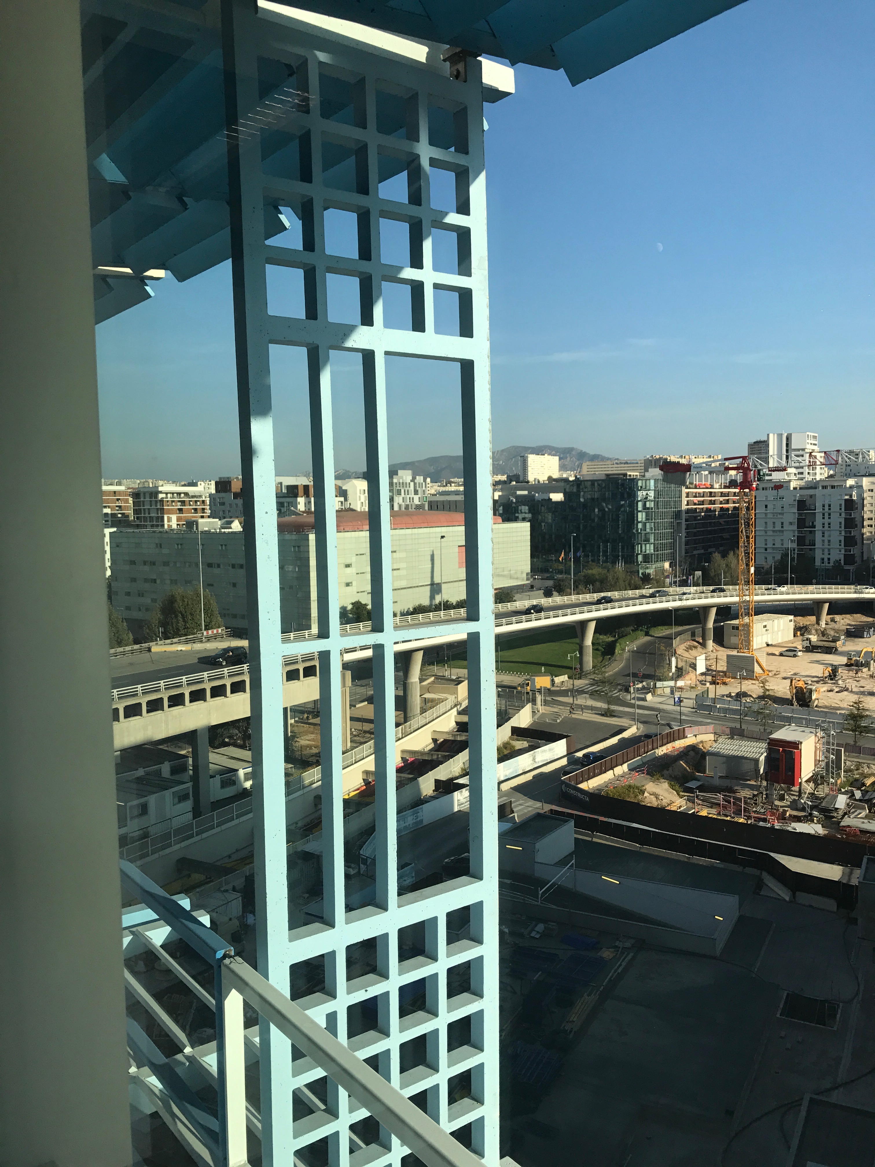 Von Hand bearbeitet: Brise-de-soleils aus High-Performance-Beton sind in allen Farbnuancen von Blau, Rot und Weiss gestrichen.