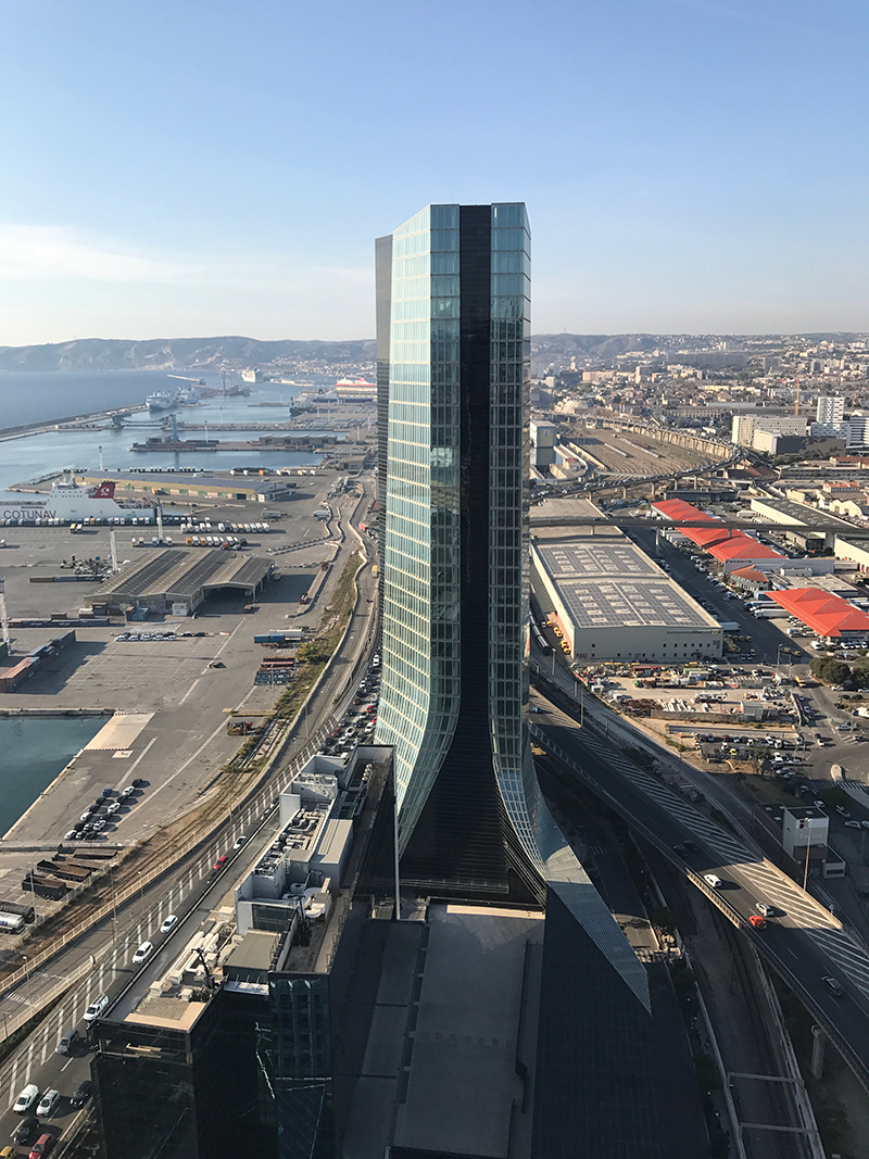 Eine der Autobahnen, die an dem Hochhausquartier vorbeiführt.