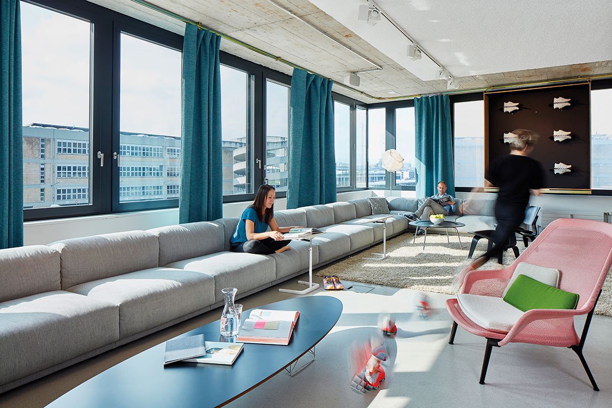 Das Zürcher Büro der Laufschuhmarke «On» ist zugleich dynamischer Trainingsparcours: Zum Ausgleich erstrecken sich wohnliche Landschaften entlang der Wege.