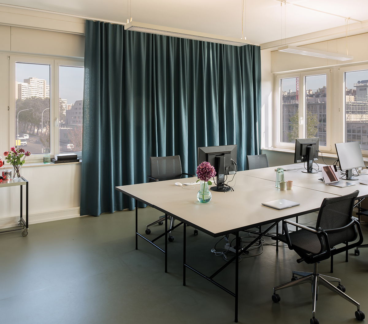 Boden und Tischplatten sind mit Linoleum bezogen – ein angenehmes Material, das genauso zur Architektur der Sechzigerjahre wie zu einem ökologisch korrekten Arbeitsplatz passt.