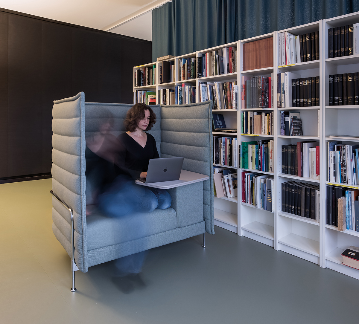 Dank WLAN kann zur Abwechslung von der Bibliothek aus gearbeitet werden.