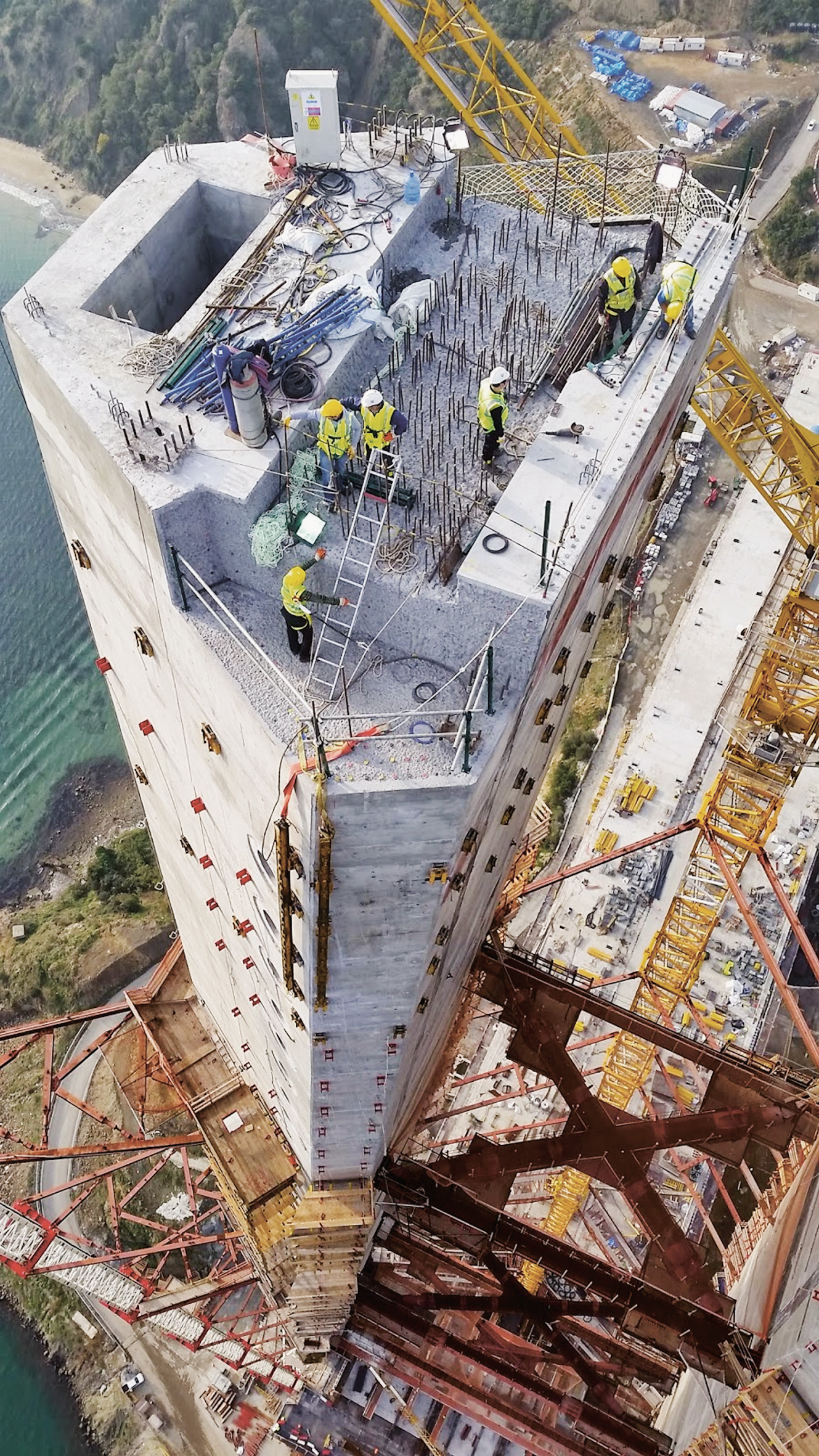 Tête de pylône avant la mise en œuvre de la selle de déviation