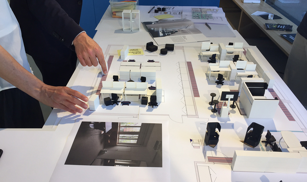 Arbeitsplatzverteilung auf einem übergrossen Grundriss bei Lista Office.