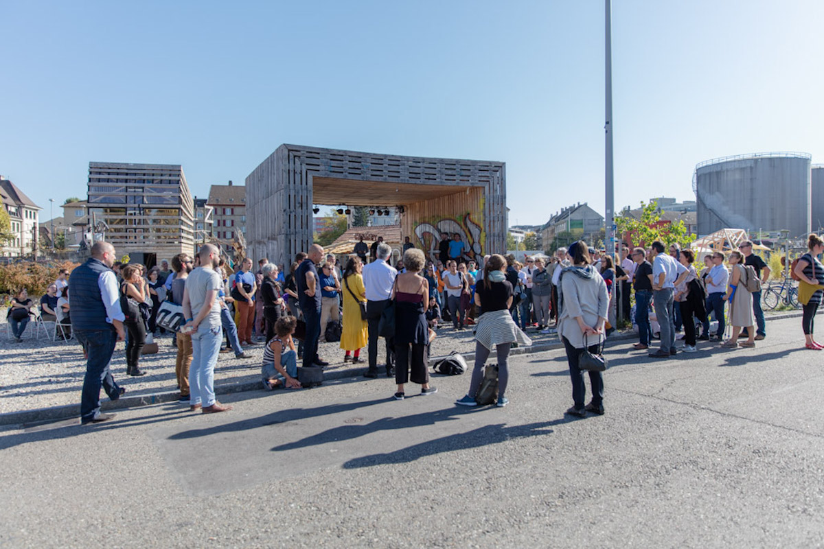 Rund 150 Personen nahmen an der ersten Führung an der Uferstrasse 40 in Basel teil.