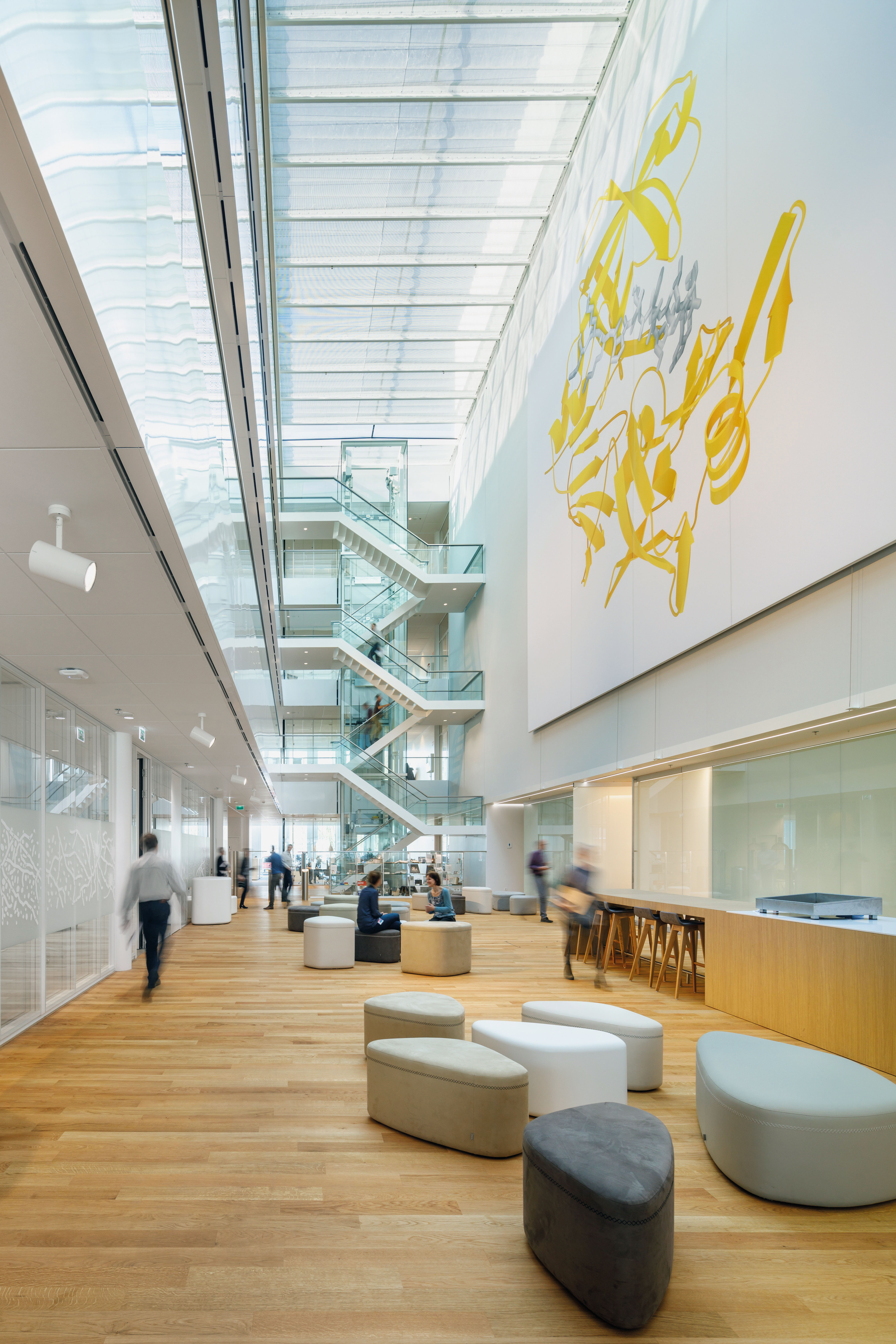 Cages d’escaliers ouvertes et vues verticales favorisant les échanges internes.