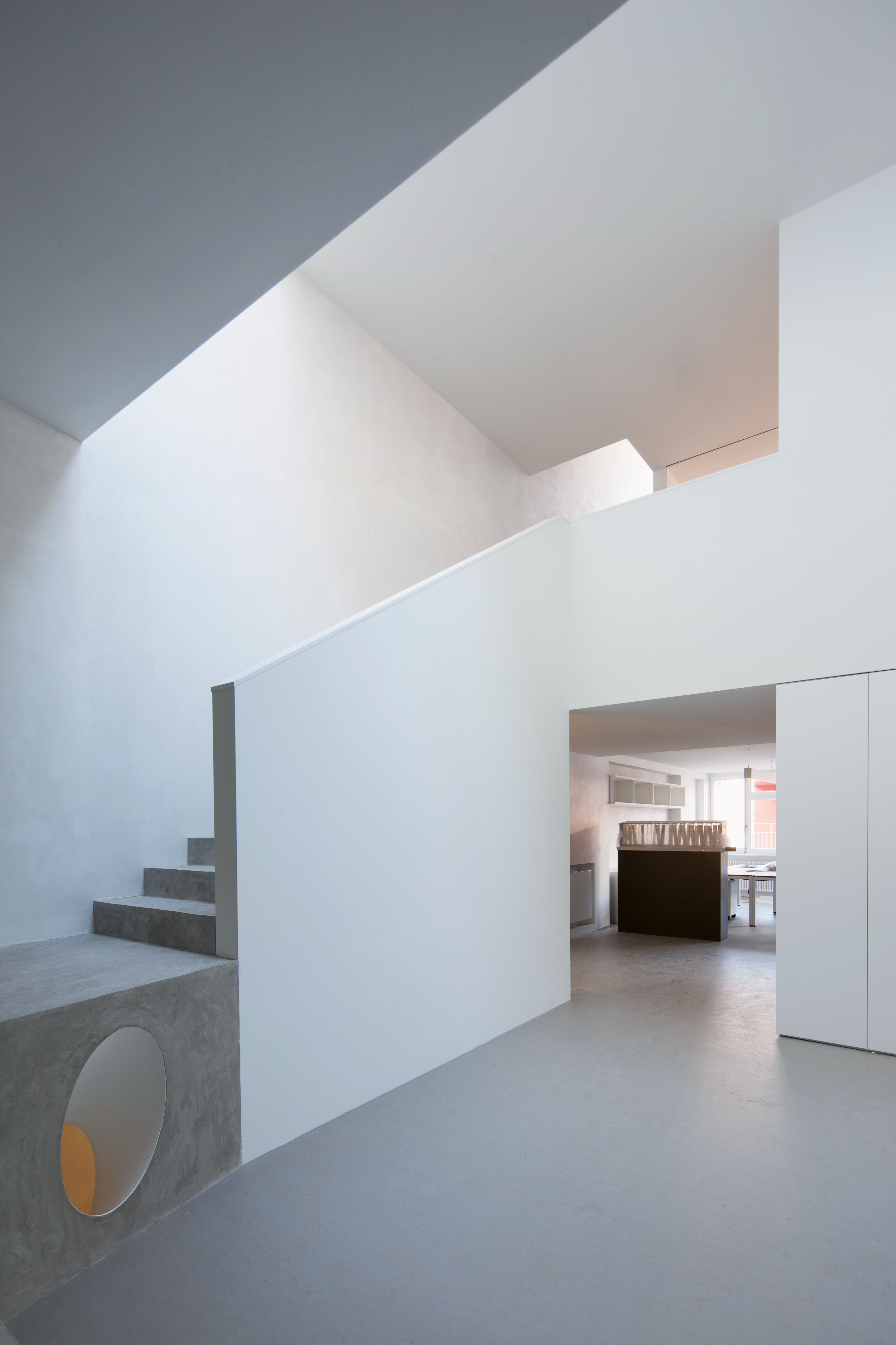 La lumière naturelle est amenée jusqu’au cœur du bâtiment