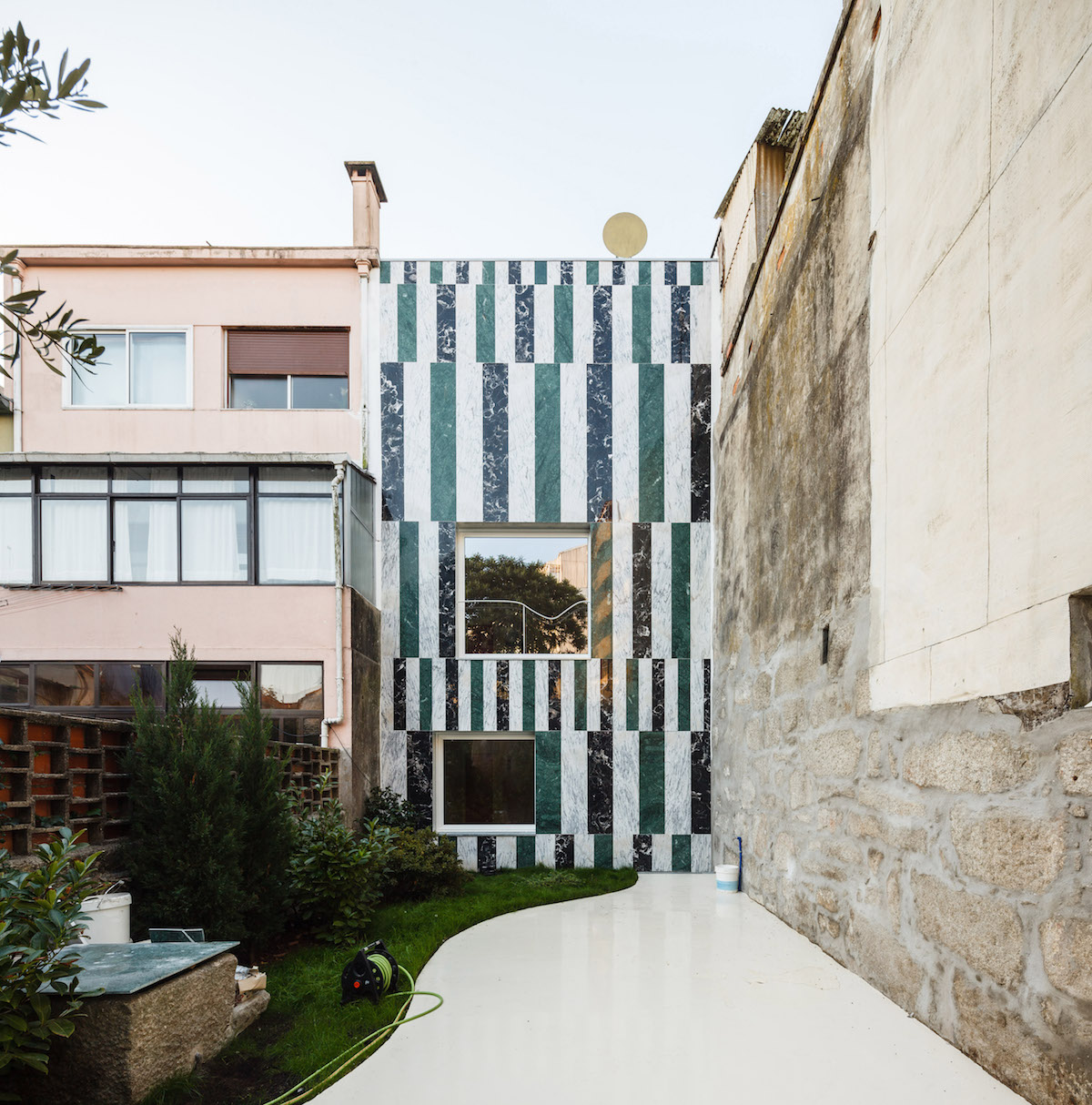 House in rua do paraiso, Porto, 2017 Eine Marmorfassade, gestaltet wie eine Collage.