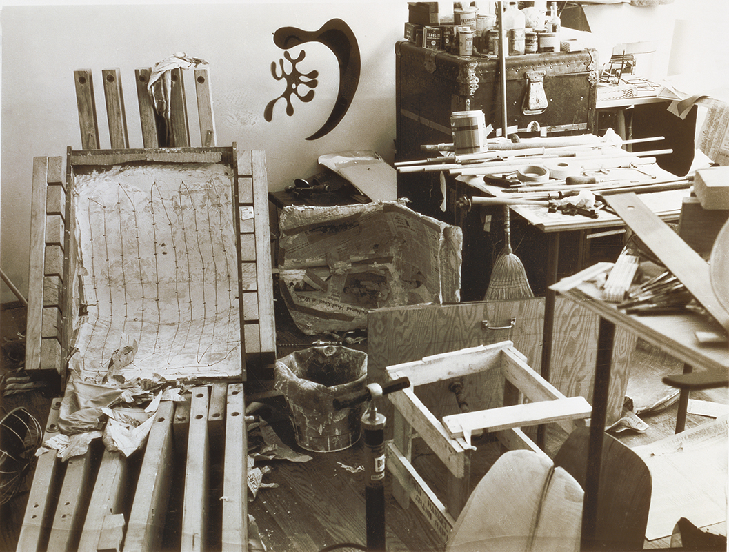 Die «Kazam!»-Maschine zur experimentellen Verformung von Sperrholz in der Eames-Wohnung, Los Angeles, 1941.