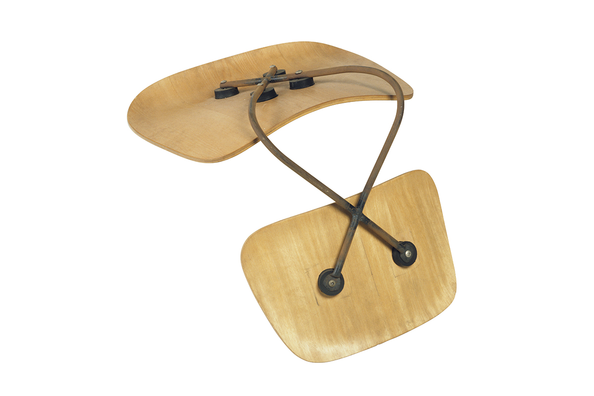 Charles &amp; Ray Eames, Experimentell zweiteilige Sitzschale aus Formsperrholz 1944/45.
