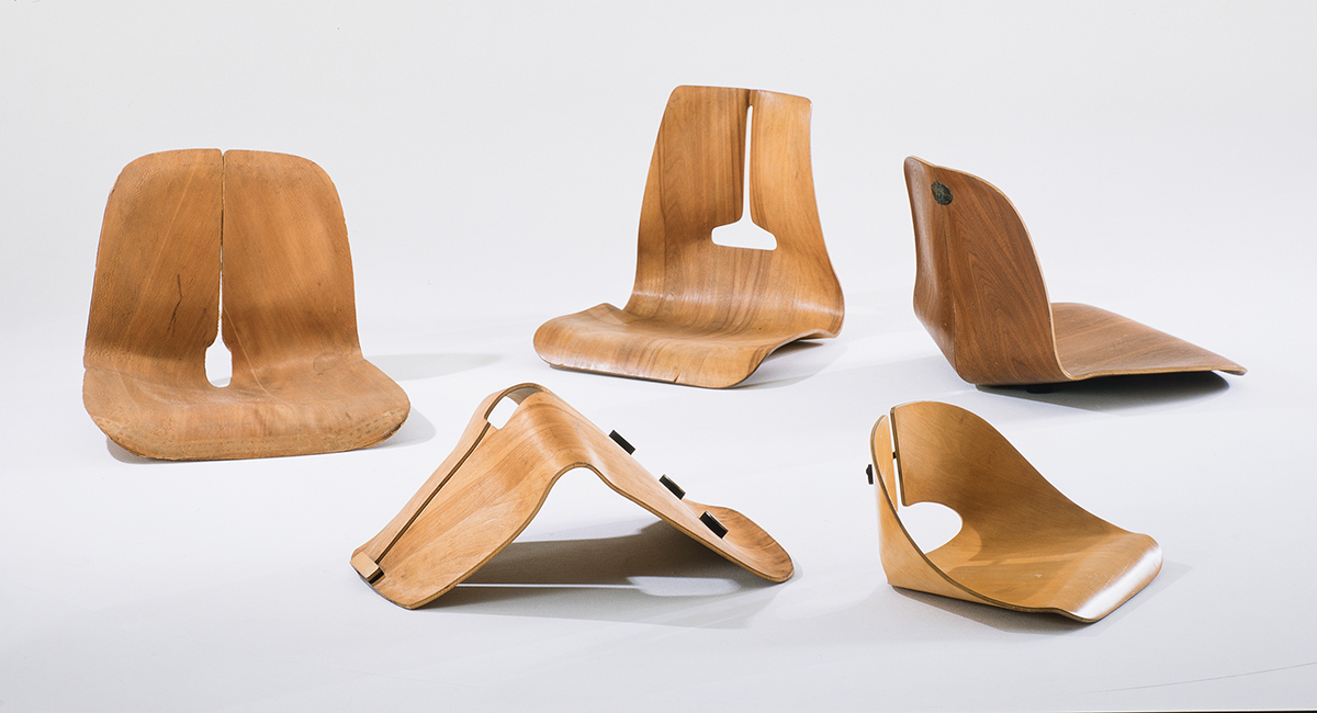 Experimentelle Sitzschalen aus verformtem Sperrholz, 1941–1945.