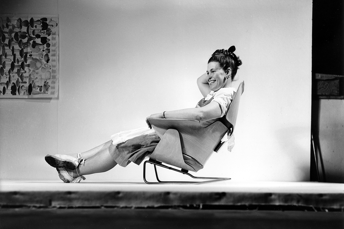 Ray Eames sitzt in einem experimentellen Lounge Chair, 1946.