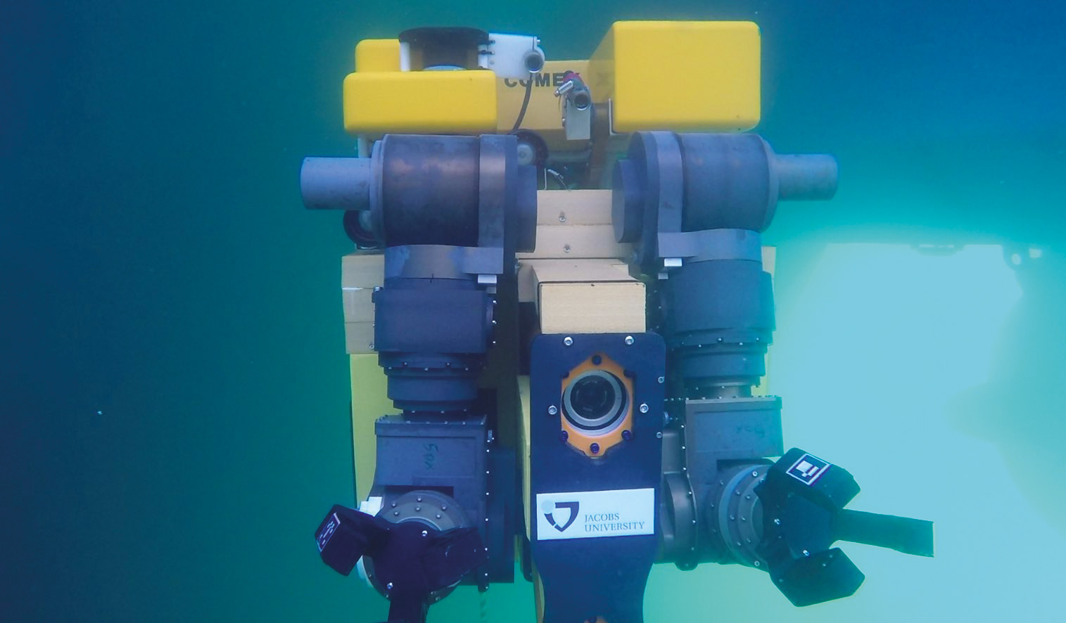 Test en conditions réelles : les bras articulés développés dans le cadre du projet DexROV sont montés sur la plateforme robotique d’exploration « Apache ».
