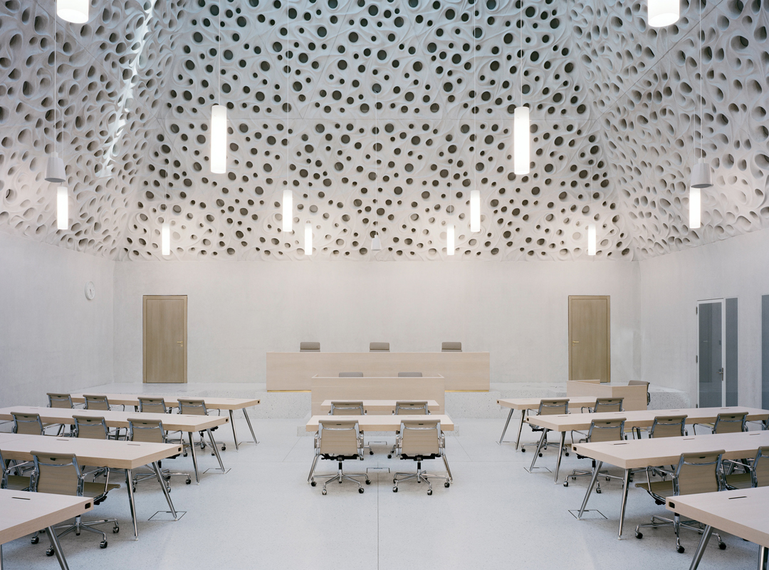 Mit Anerkennungspreis: Bundesstrafgericht, Bellinzona Bauherrschaft: Schweizerische Eidgenossenschaft Architektur: Bearth &amp; Deplazes, Chur, und Durisch + Nolli, Massagno Tragwerk: Jürg Buchli, Haldenstein, Ingenieurgemeinschaft Edy Toscano, Rivera, Conzett / Bronzini / Gartmann, Chur Baukosten: 28 Mio. Franken Baujahr: 2013