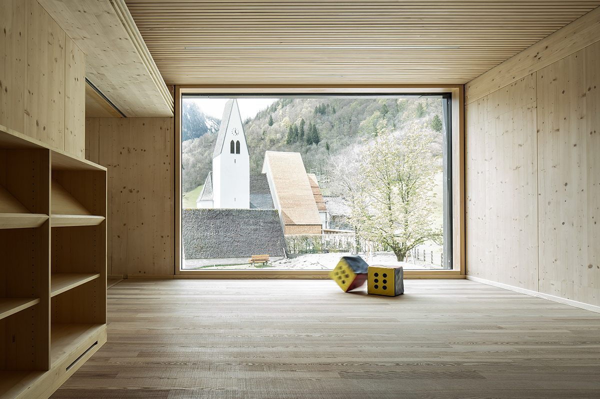 1. Preis Constructive Alps 2017 Preisträger Volksschule Brand Bauherrschaft: Gemeinde A-Brand Architektur: ARGE Spagolla Zottele Mallin Architekten, A-Bludenz Bauphysik: Bernhard Weithas, A-Lauterach Baukosten: 2.9 Mio. Franken Baujahr: 2015