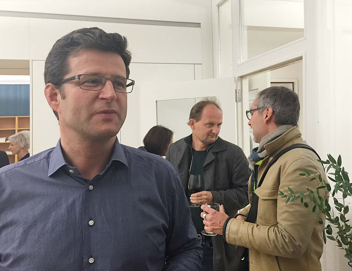 Stefan Bänziger von Schnetzer Puskas Ingenieure, hinten ZHAW-Dozent Martin Tschanz mit Raphael Frei. Stefan Bänziger von Schnetzer Puskas Ingenieure, hinten ZHAW-Dozent Martin Tschanz mit Raphael Frei.