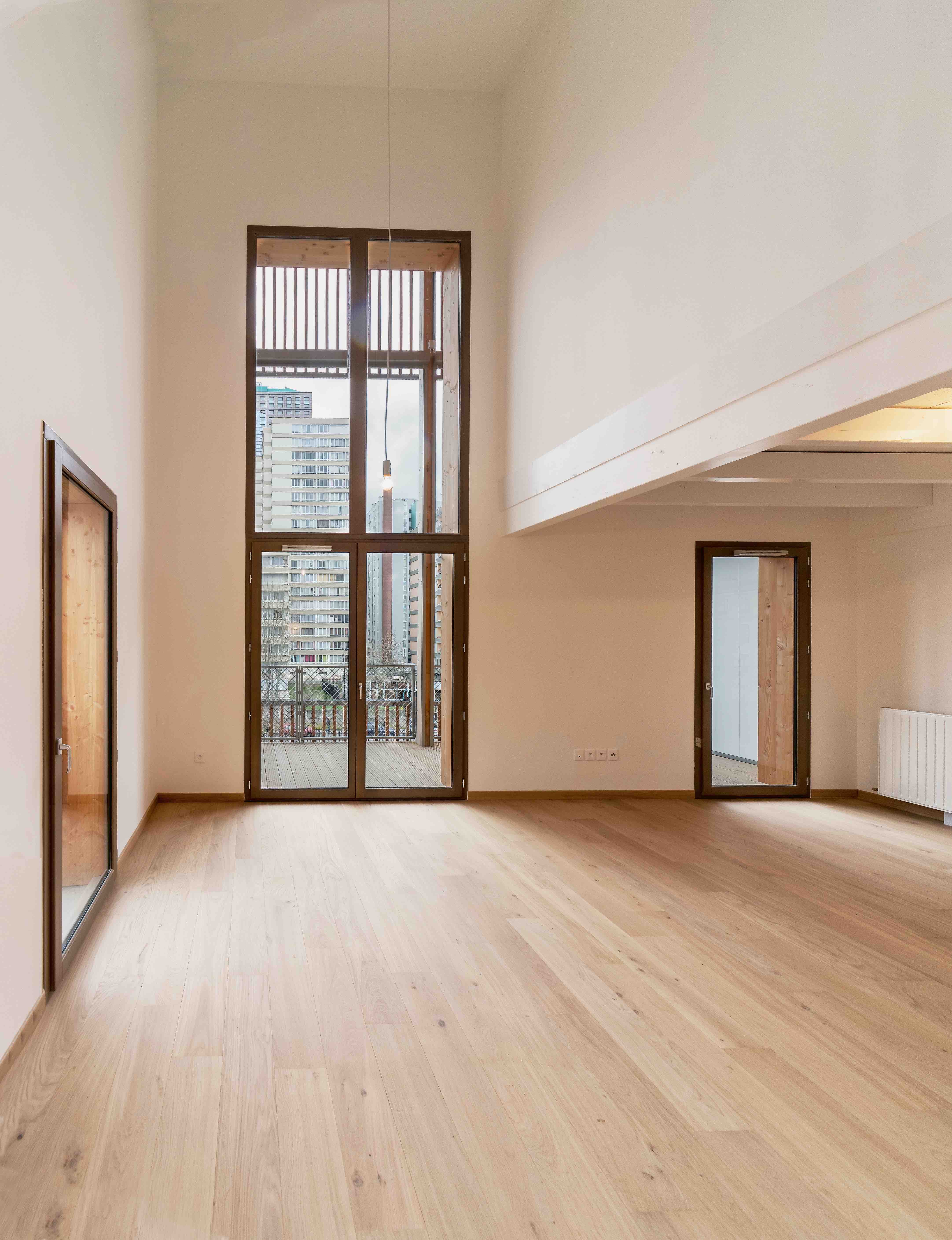 Casa plurifamiliare da Tectône, Parigi. Lo spazio a doppia altezza del duplex situato all’ultimo piano