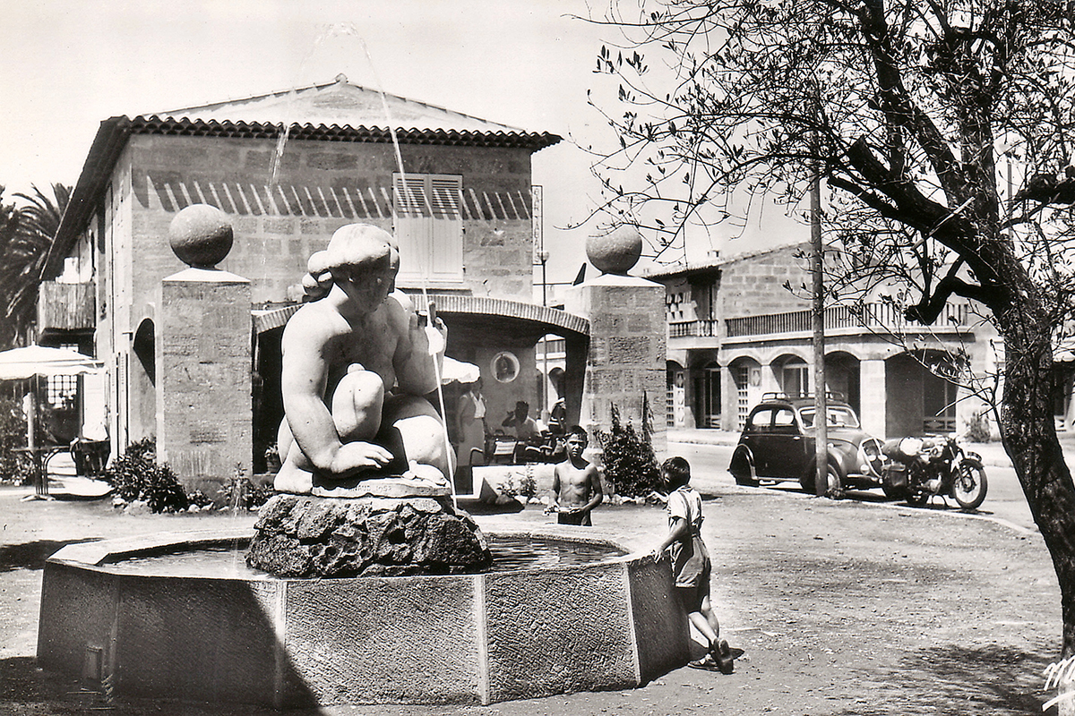 Der Platz Jean Lurçat mit dem vom Künstler Louis Arnaud gestalteten Brunnen in den 1950er-Jahren.