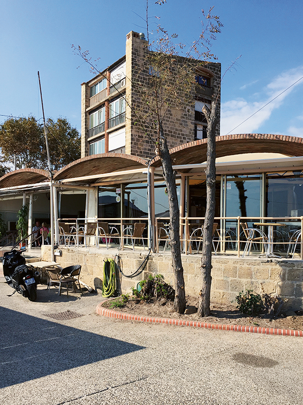 Der sechsstöckige Turm des Hotels Provence-Plage an der Strandpromenade.