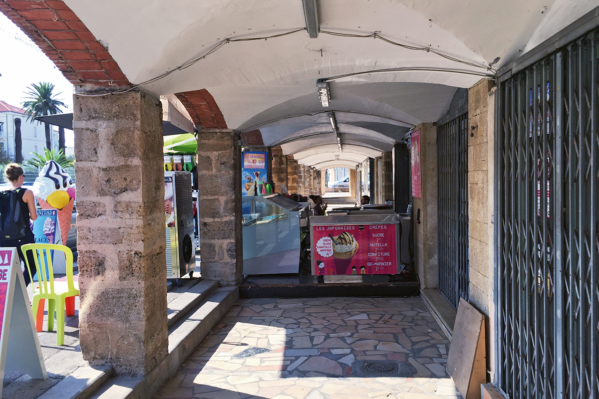 Eine Arkade mit Läden entlang der Hauptstrasse.