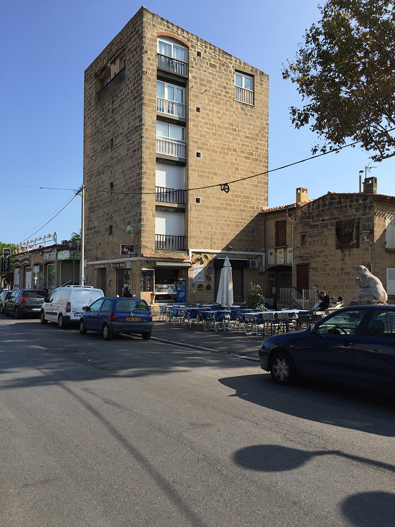 Der sechstöckige Turm des Hotels Provence steht prominent im Feriendorf von Les Sablettes. Der sechstöckige Turm des Hotels Provence steht prominent im Feriendorf von Les Sablettes.