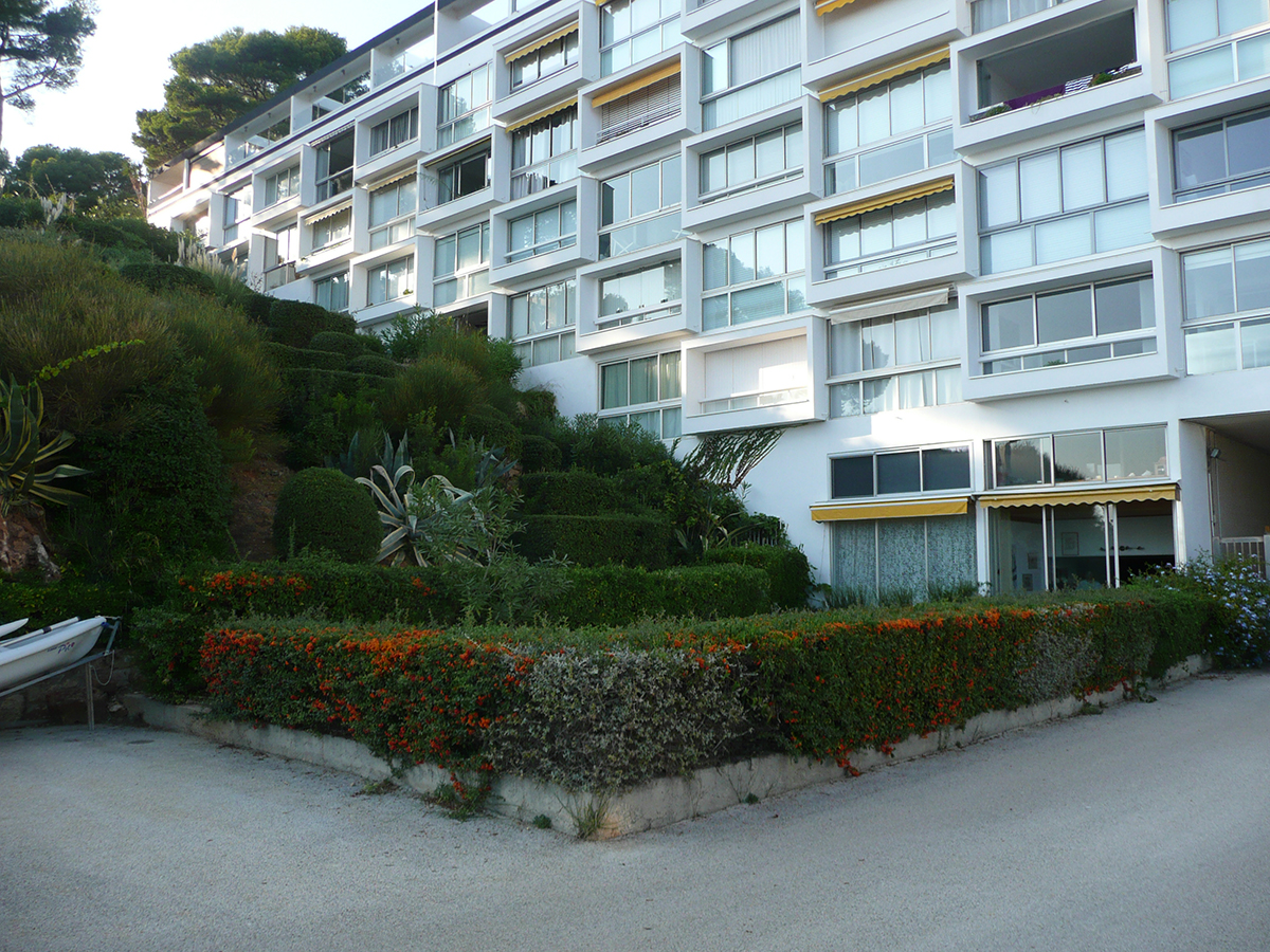 Die Vorderseite von Athéna-Port scheint aus dem Küstenfels zu wachsen.