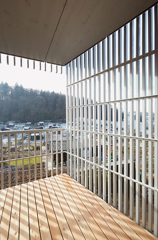 Die Aussenseiten der Balkone sind mit einer feinen Lattung versehen.