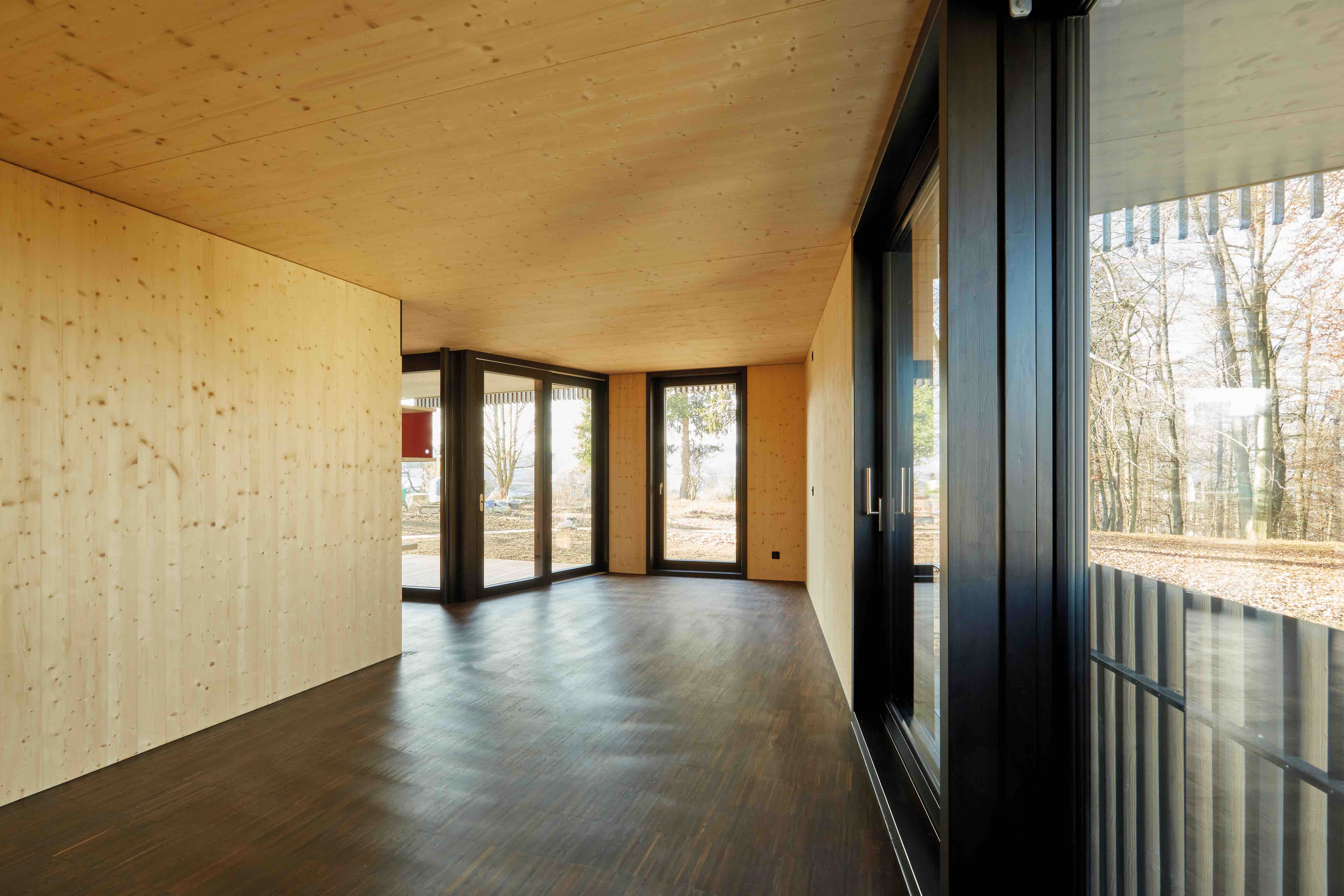 Casa plurifamiliare di Burkhalter Sumi Architekten a Zurigo. All’interno i soffitti, gli elementi interni e i muri sono in legno di abete rosso. La disposizione dei vani dell’attico è liberamente organizzata attorno a un elemento centrale.