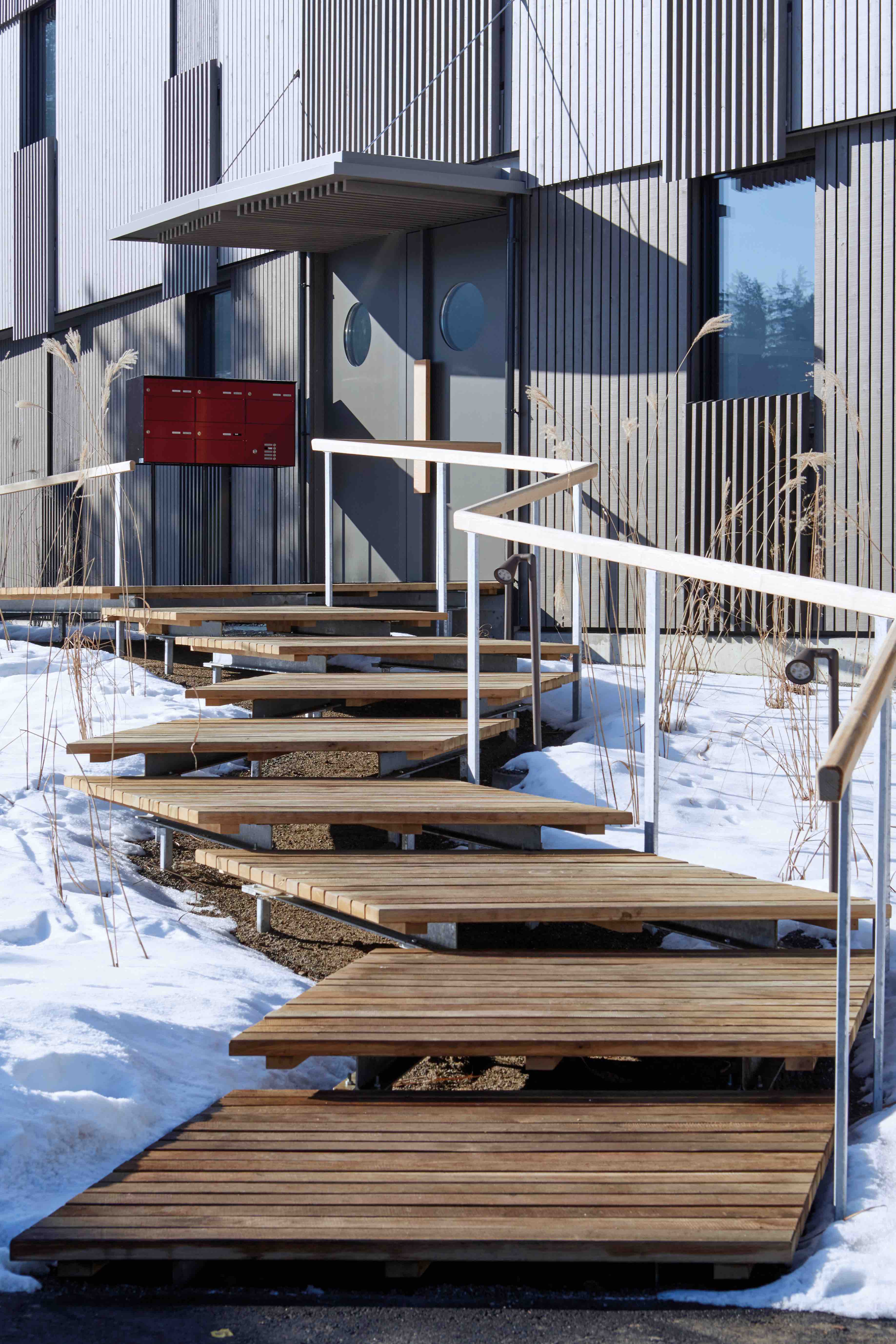 Casa plurifamiliare Burkhalter Sumi Architekten a Zurigo. La scala in legno di collegamento tra la strada e l‘ingresso all‘abitazione.