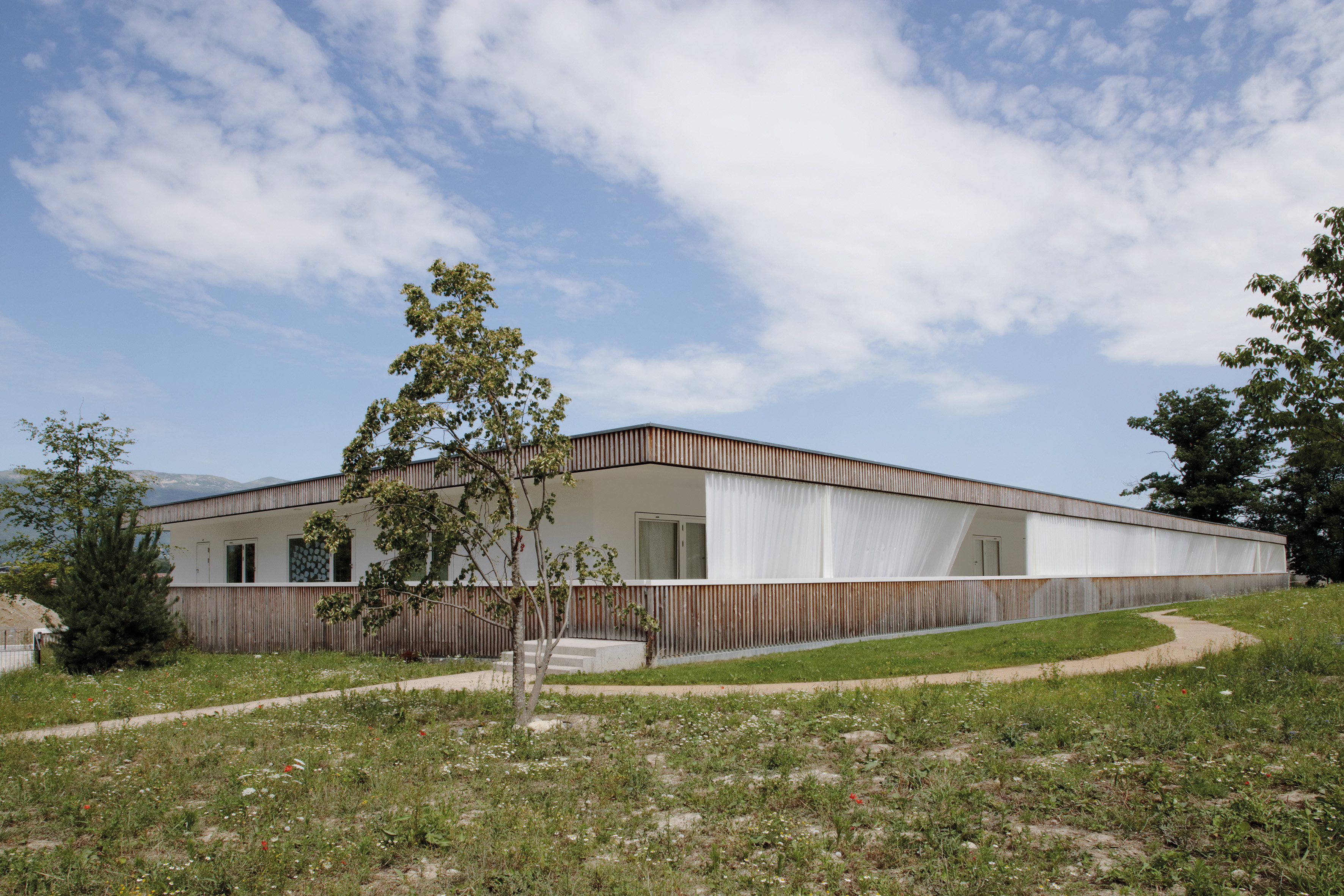 Les trois couches horizontales légèrement surélevées du sol: le socle, la coursive et la couronnement.