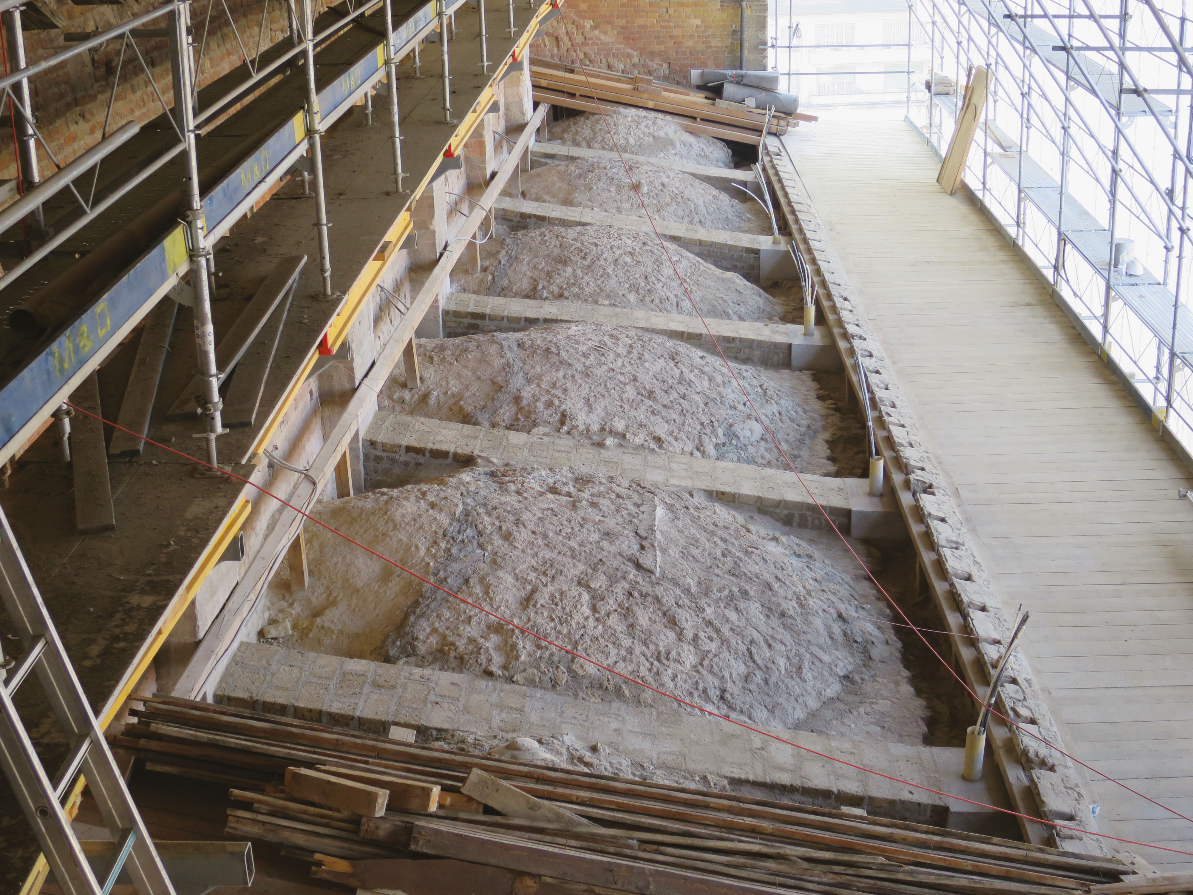 Reconstitution en briques de tuf des voûtes d’arêtes des bas-côtés nord et sud