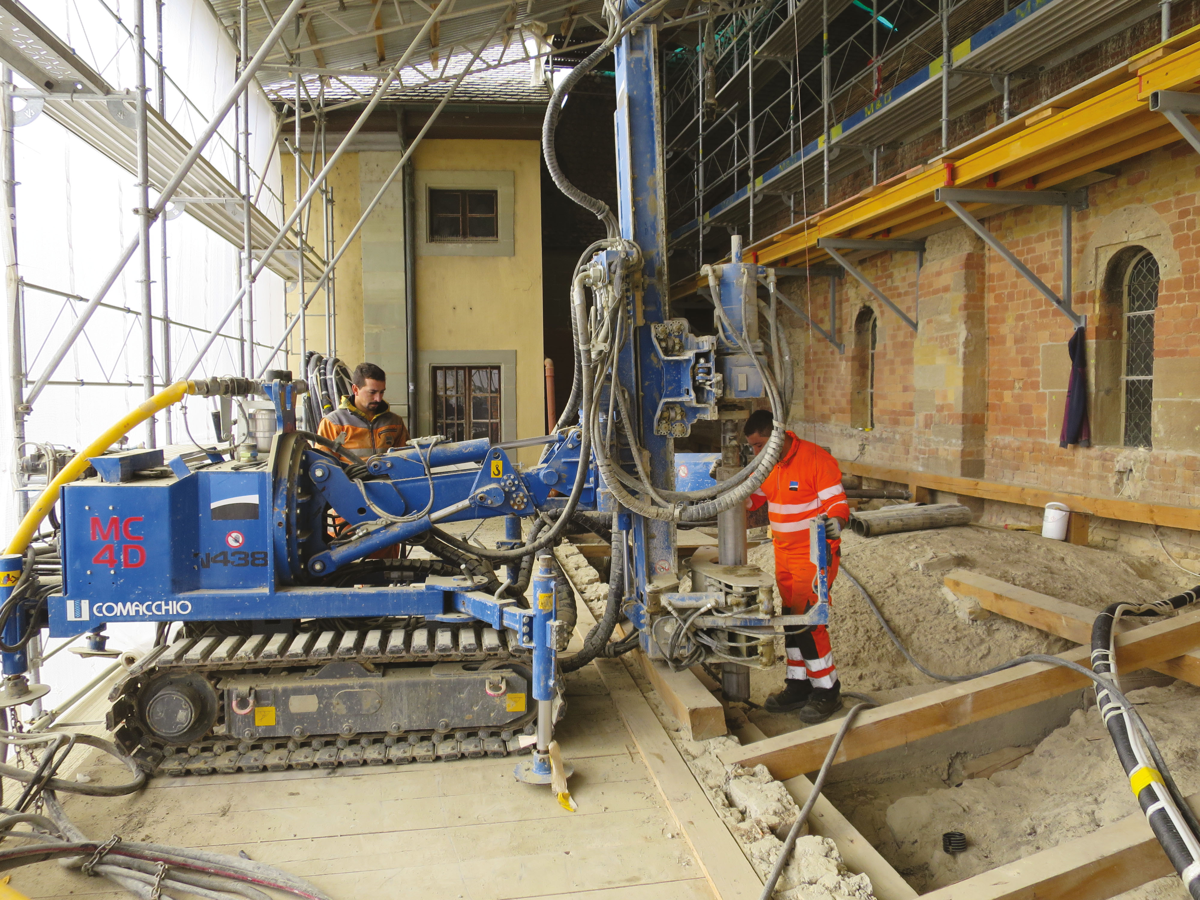 Forage dans la maçonnerie en pierre des piliers