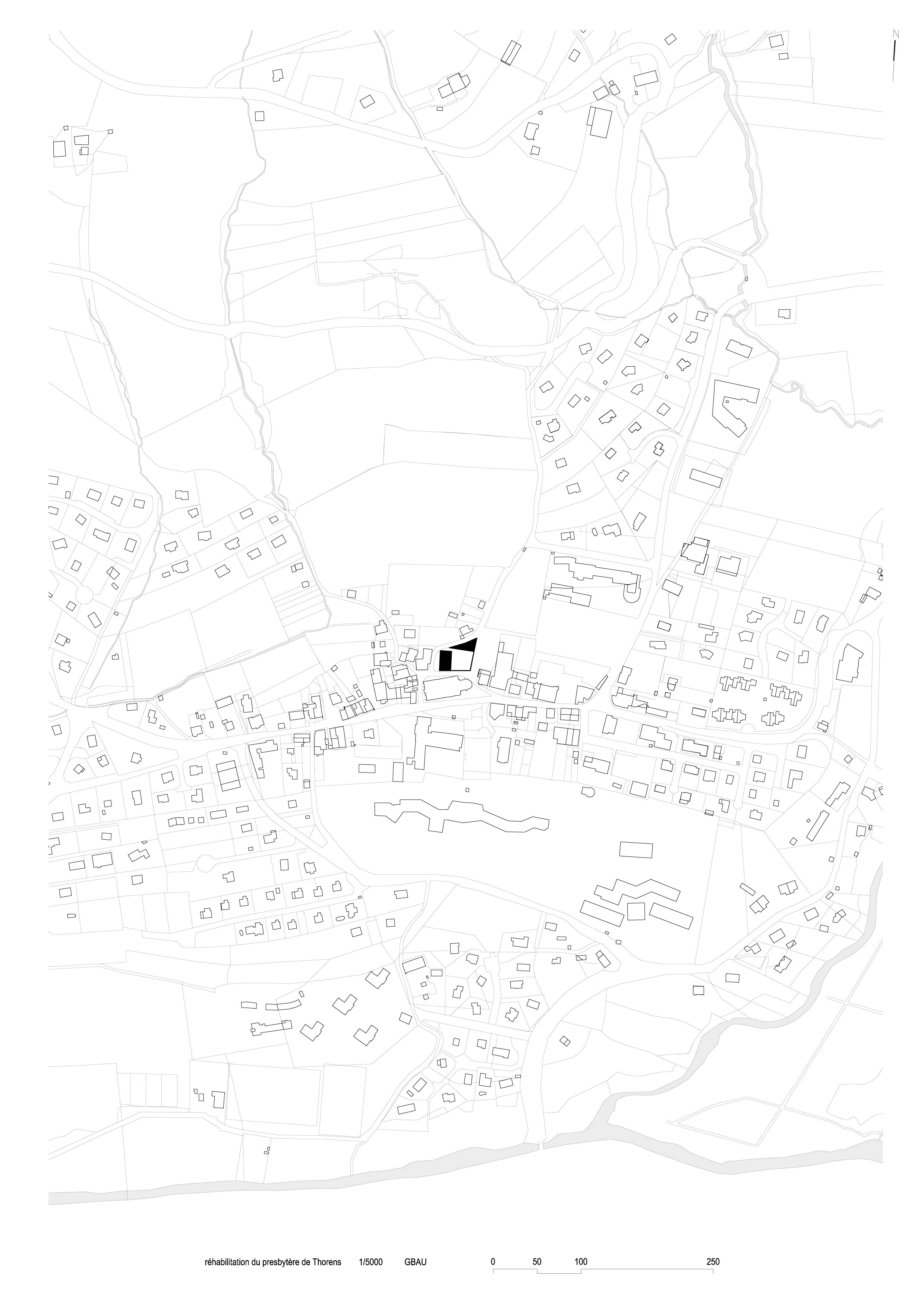 Le presbytère est situé à l’arrière de l’église, le long de la rue principale du village de Thorens-Glières et en limite de coteau