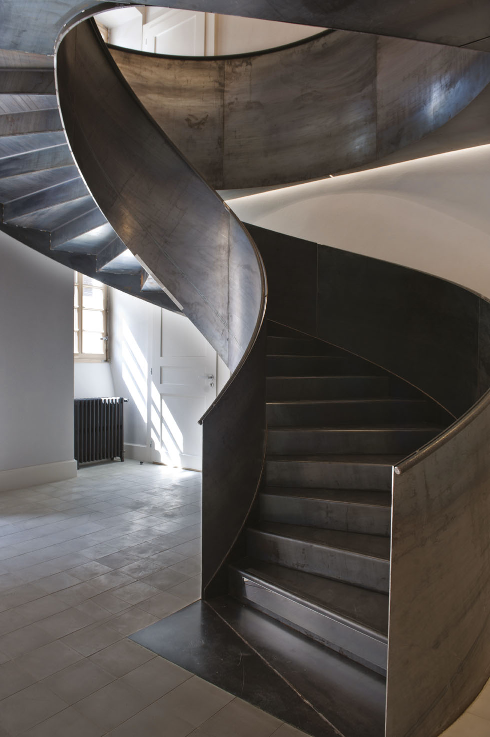 Le nouvel escalier en acier, dimensionné pour répondre aux normes d’accessibilité.